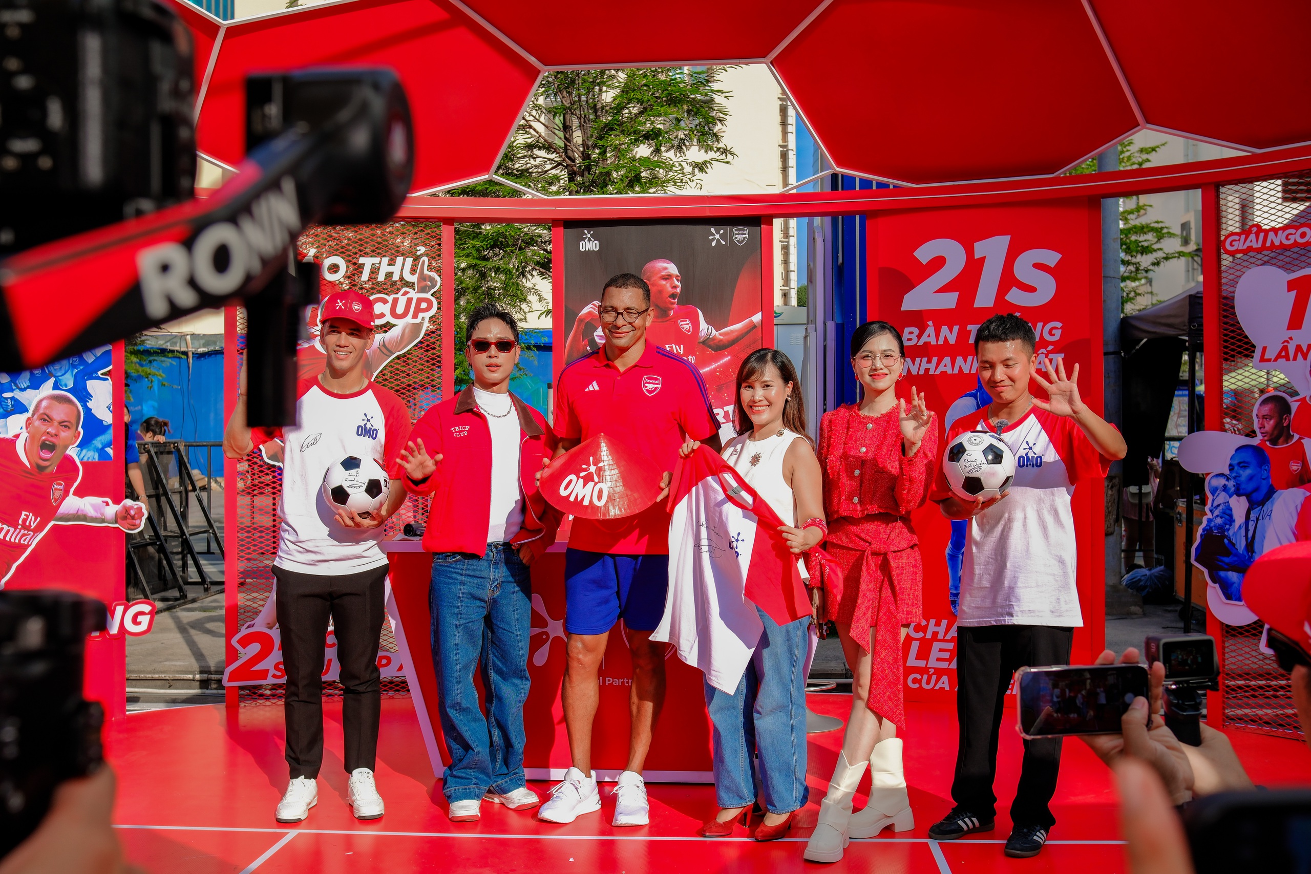 Huyền thoại bóng đá Gilberto Silva gây náo loạn phố đi bộ Nguyễn Huệ- Ảnh 4.