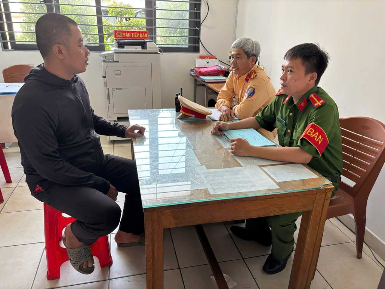 Công an TP HCM truy tìm thanh niên mặc áo Grab đập kính xe tải - Ảnh 1.