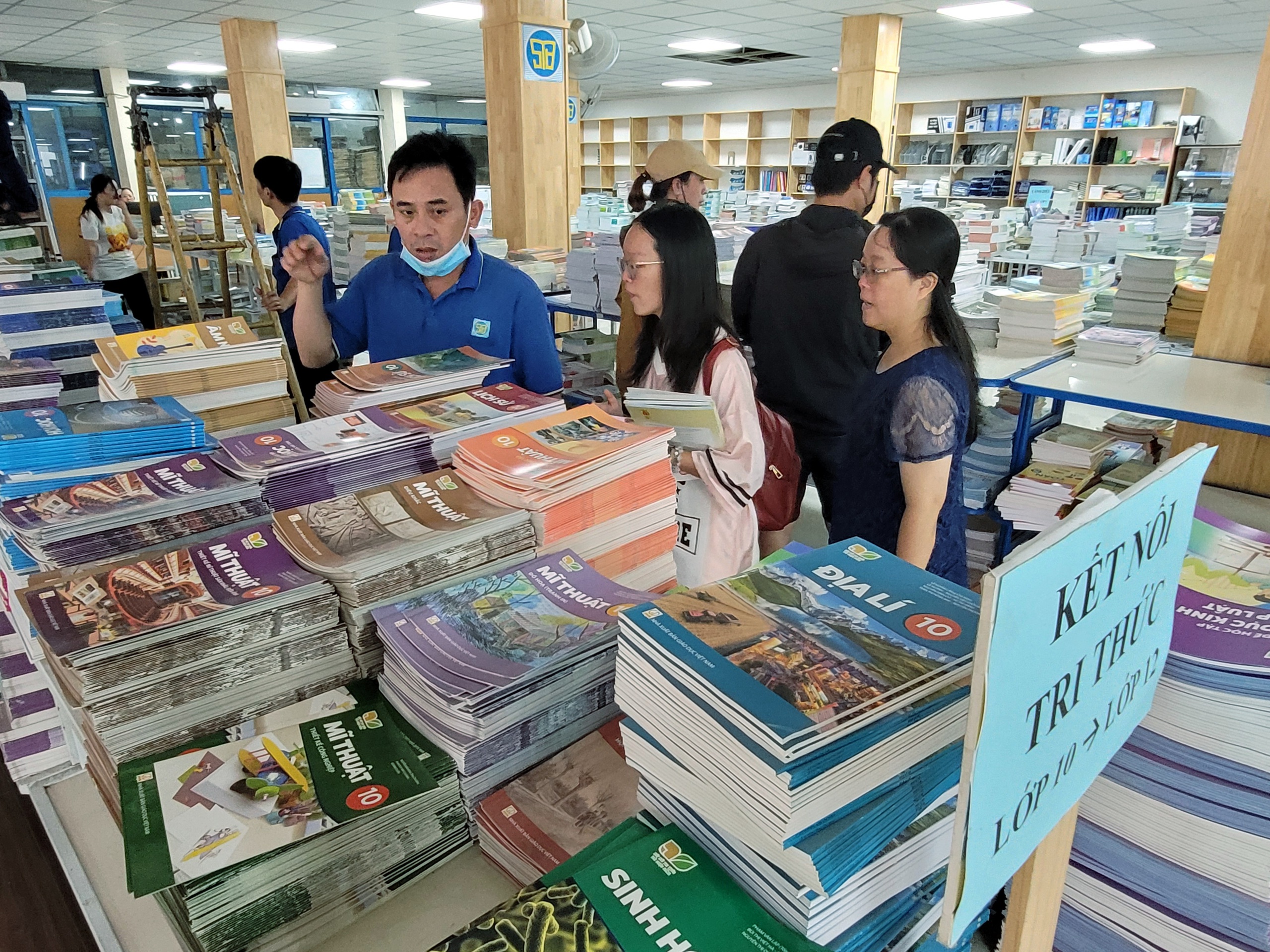Nhiều bộ sách giáo khoa có lãng phí?- Ảnh 1.