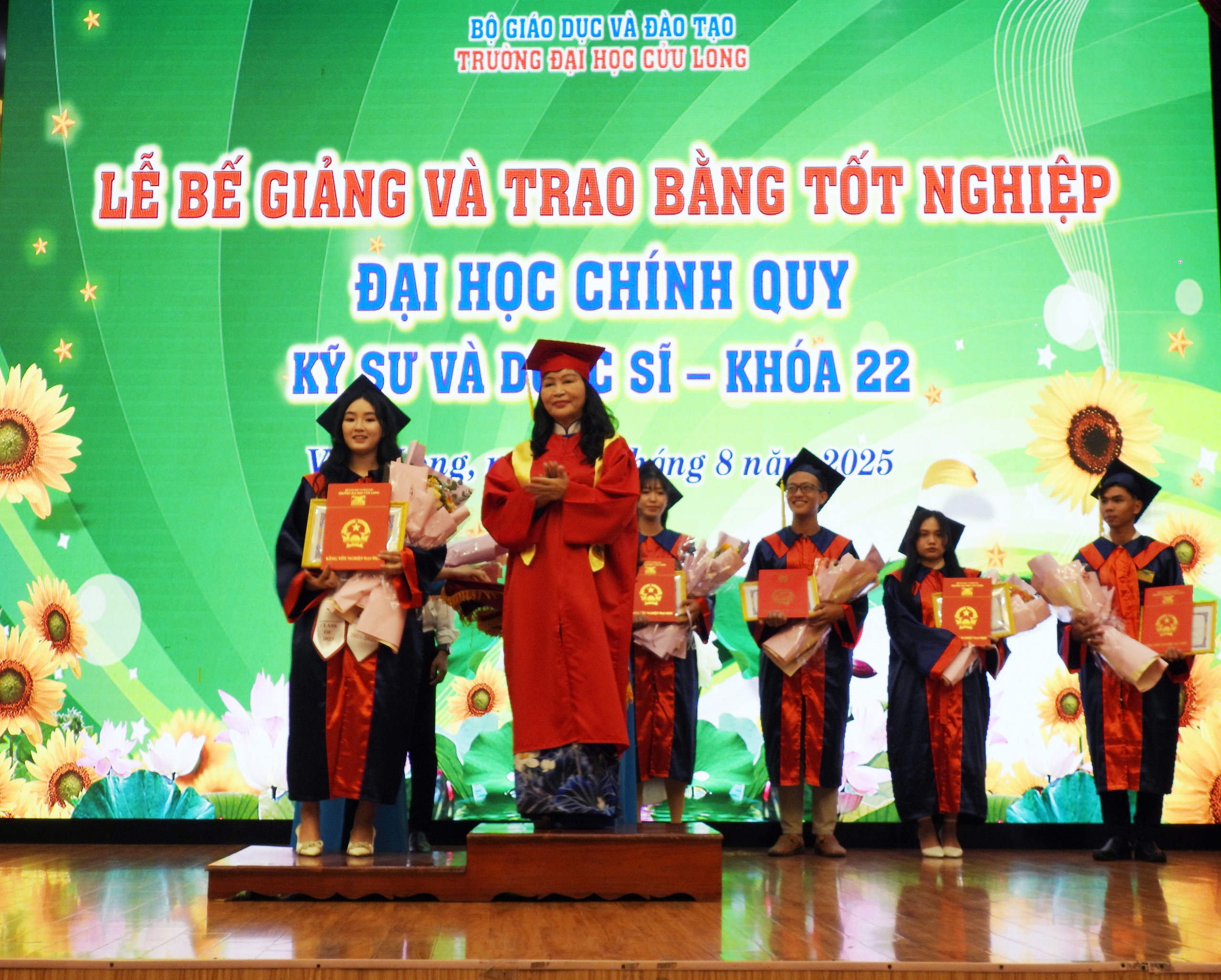 T&acirc;n dược sĩ ph&aacute;t biểu x&uacute;c động tại lễ tốt nghiệp ở Trường ĐH Cửu Long - Ảnh 2.