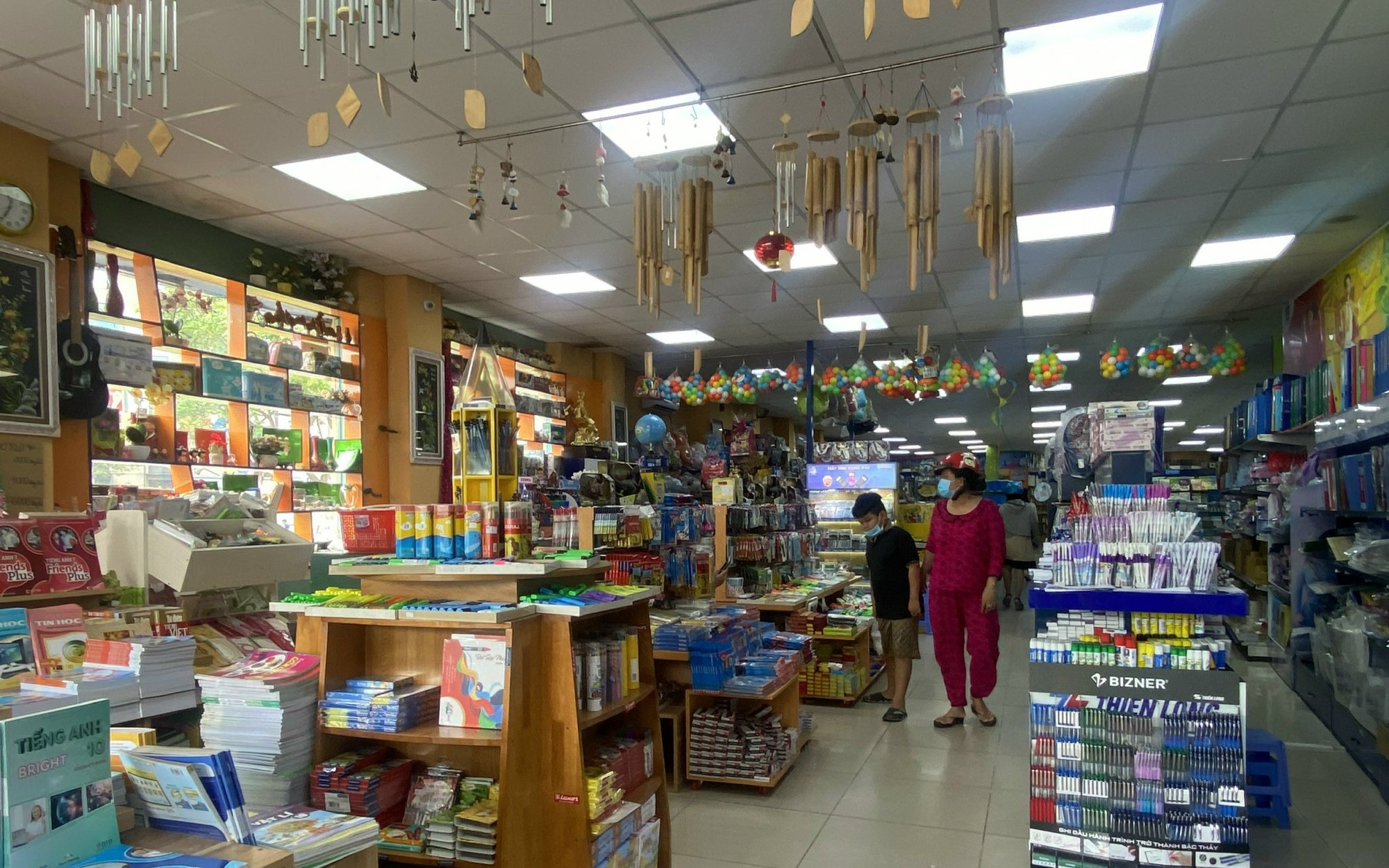 Nên dùng chung hay nhiều bộ sách giáo khoa?