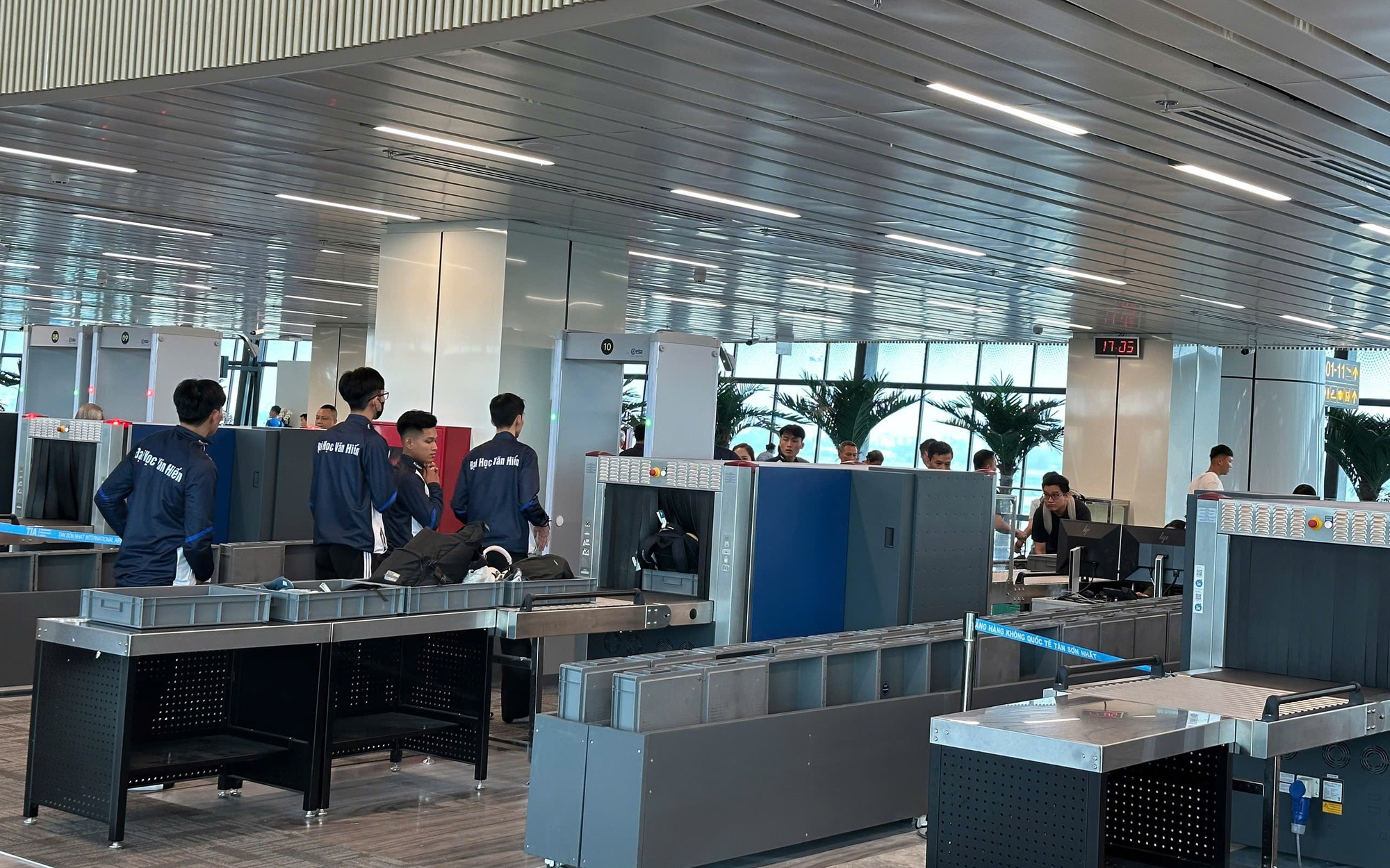 Ôm con vài tháng tuổi vẫn phải tháo thắt lưng, cởi giày để kiểm tra an ninh ở sân bay