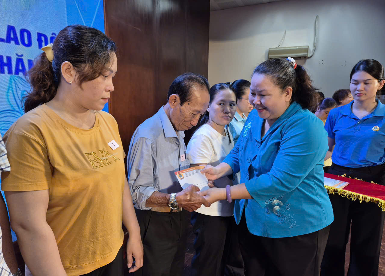 C&ocirc;ng đo&agrave;n TP HCM hỗ trợ người lao động vượt kh&oacute;- Ảnh 1.