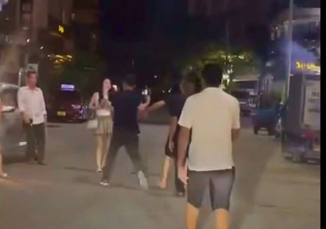 Vụ cô gái bị nhóm đàn ông hành hung trước quán karaoke: Tạm giữ hình sự 6 người- Ảnh 2.