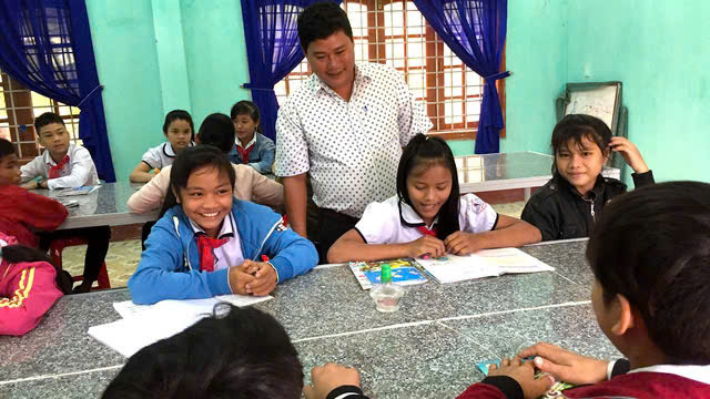 Cuộc thi viết "Người thầy kính yêu": Thầy giáo như người cha của học trò miền núi- Ảnh 1.