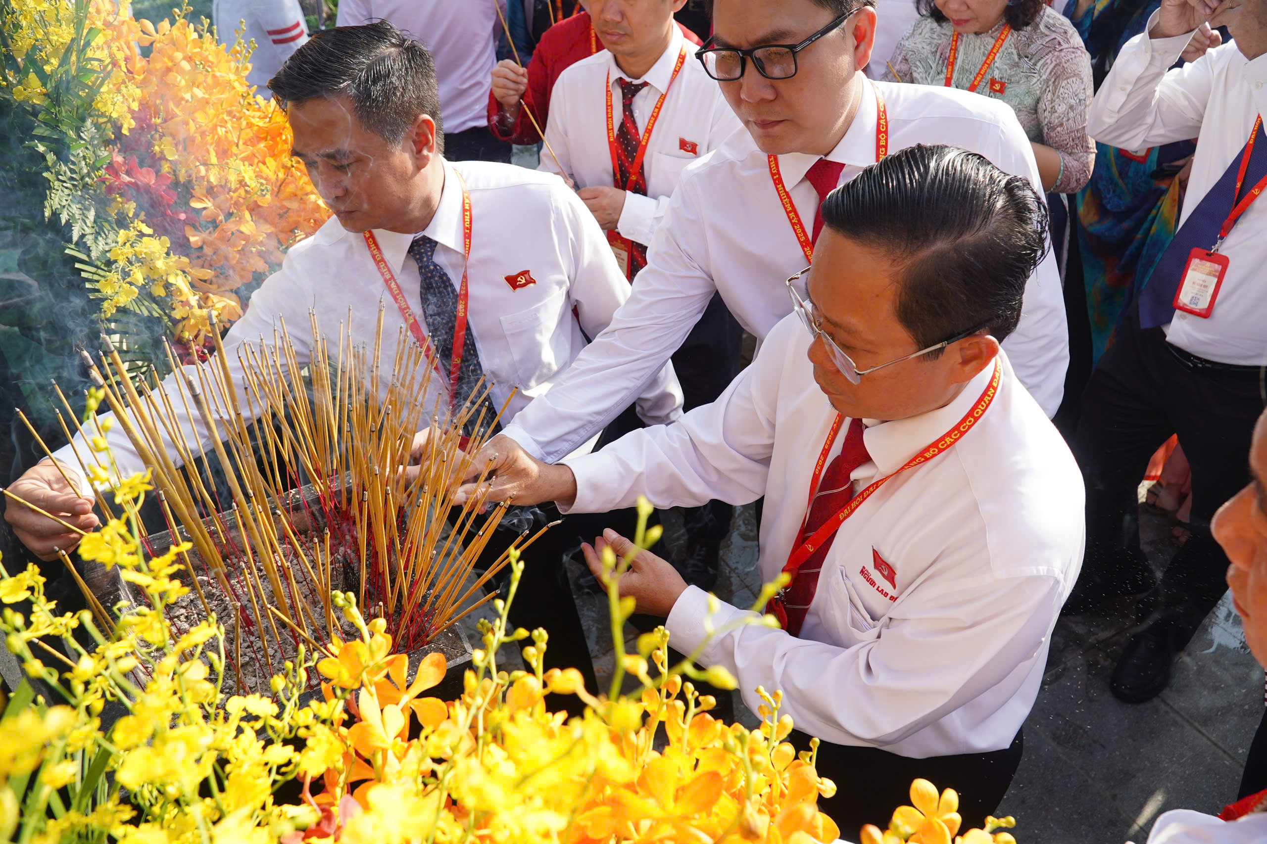 Đo&agrave;n đại biểu dự Đại hội Đảng bộ c&aacute;c cơ quan Đảng TP HCM d&acirc;ng hương, d&acirc;ng hoa Chủ tịch Hồ Ch&iacute; Minh- Ảnh 6.