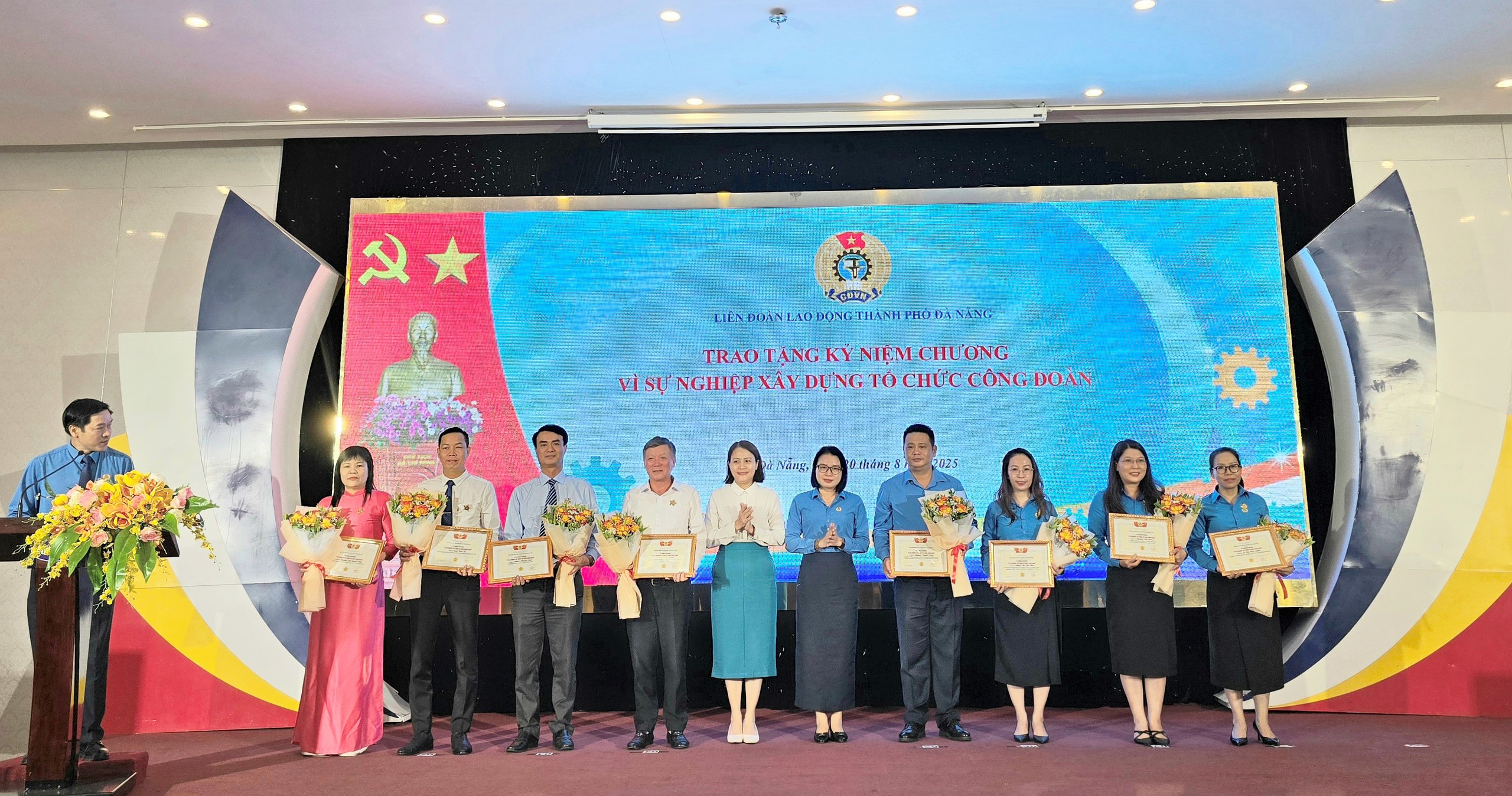 Đ&agrave; Nẵng trao tặng Kỷ niệm chương V&igrave; sự nghiệp x&acirc;y dựng tổ chức C&ocirc;ng đo&agrave;n cho 99 c&aacute; nh&acirc;n - Ảnh 1.