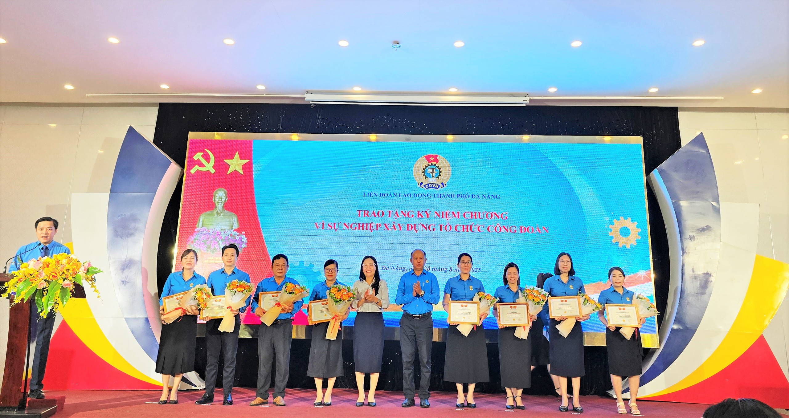 Đ&agrave; Nẵng trao tặng Kỷ niệm chương V&igrave; sự nghiệp x&acirc;y dựng tổ chức C&ocirc;ng đo&agrave;n cho 99 c&aacute; nh&acirc;n - Ảnh 2.
