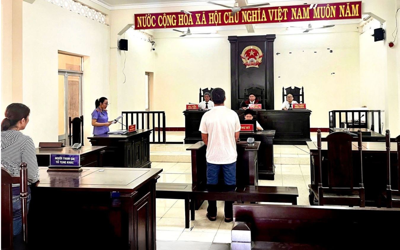 Phạt tù người đàn ông chạy ô tô gây náo loạn trên bãi biển
