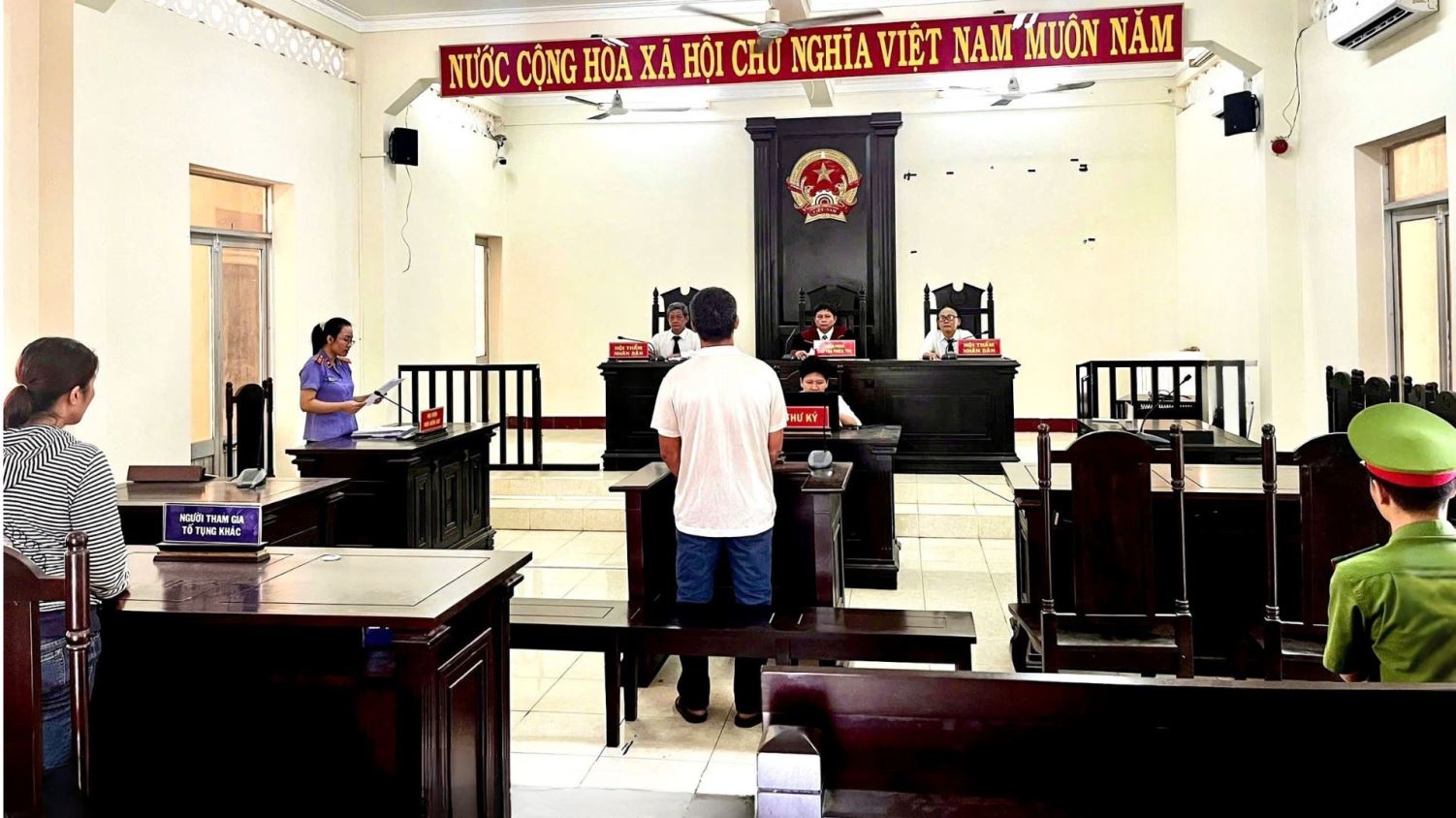 Phạt t&ugrave; người đ&agrave;n &ocirc;ng chạy &ocirc; t&ocirc; g&acirc;y n&aacute;o loạn tr&ecirc;n b&atilde;i biển- Ảnh 1.