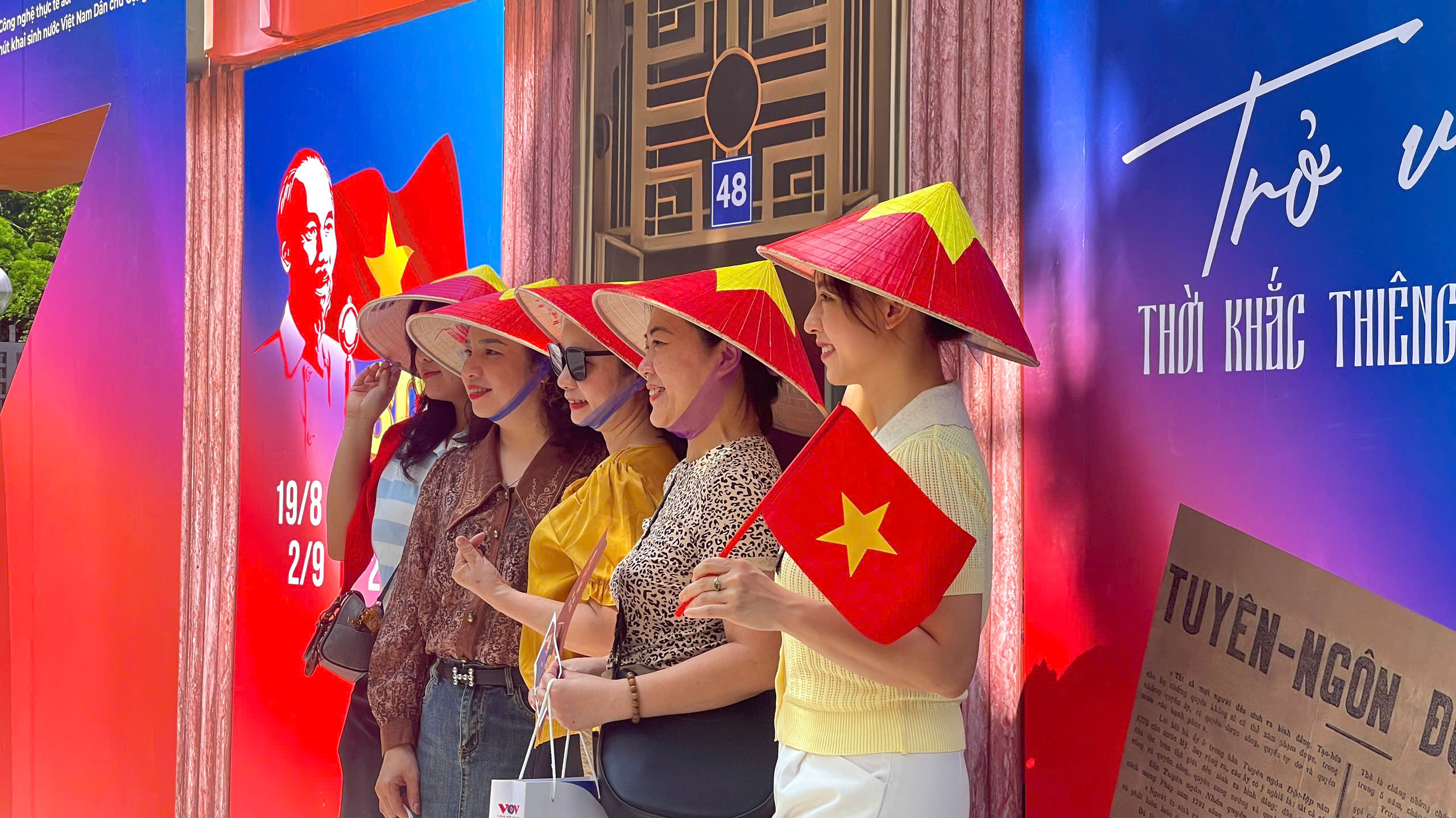 Người d&acirc;n "xuy&ecirc;n kh&ocirc;ng" cảm nhận kh&ocirc;ng kh&iacute; ng&agrave;y Quốc kh&aacute;nh 2-9-1945- Ảnh 4.
