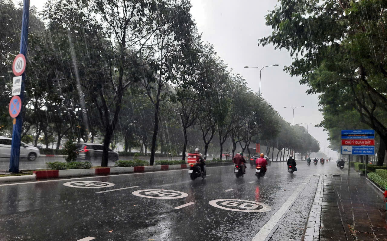Thời tiết hôm nay: Nhiều nơi mưa rất to, cảnh báo lốc, sét 