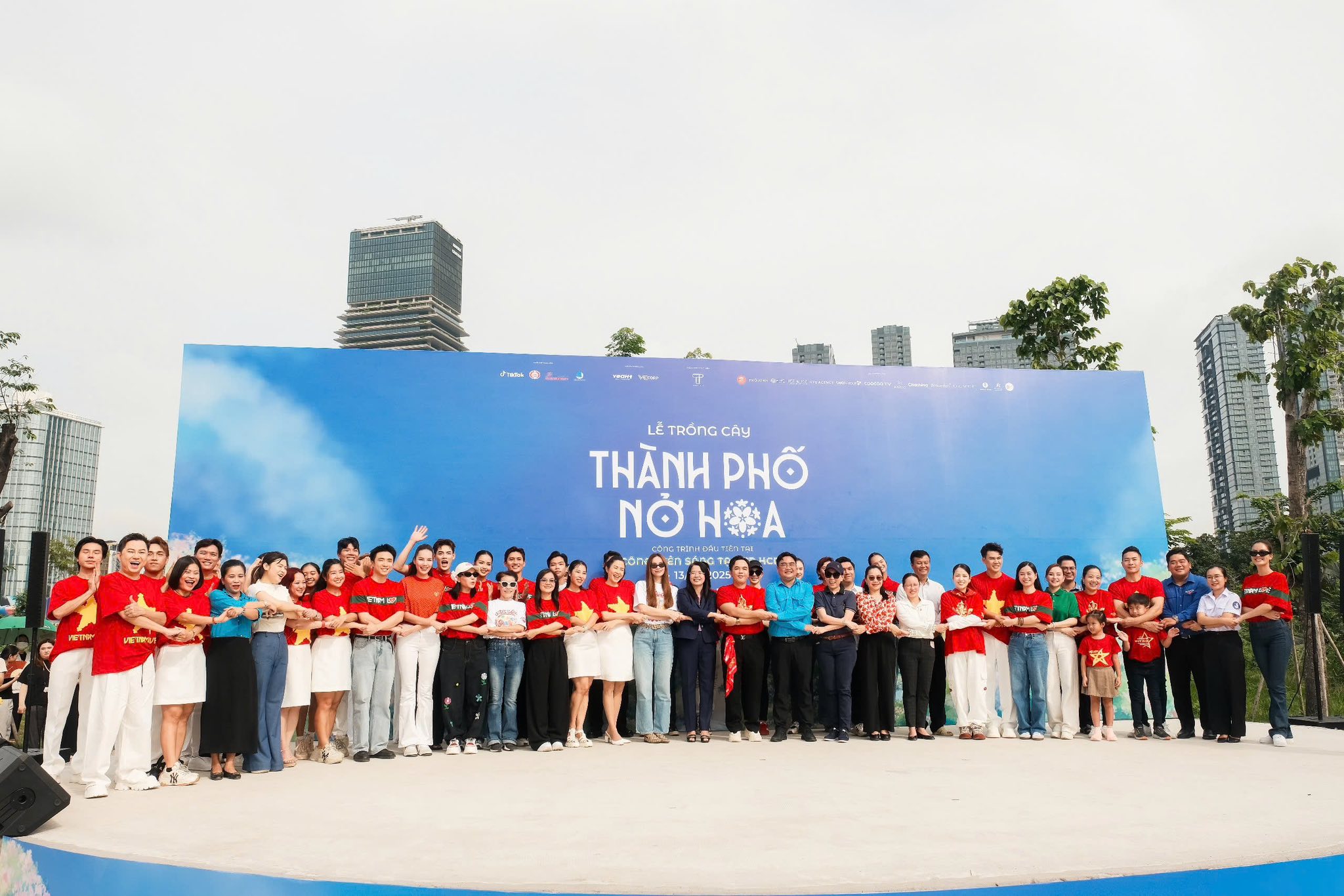 V&igrave; sao bộ sưu tập Viet Nam Love "ch&aacute;y h&agrave;ng"?   - Ảnh 2.