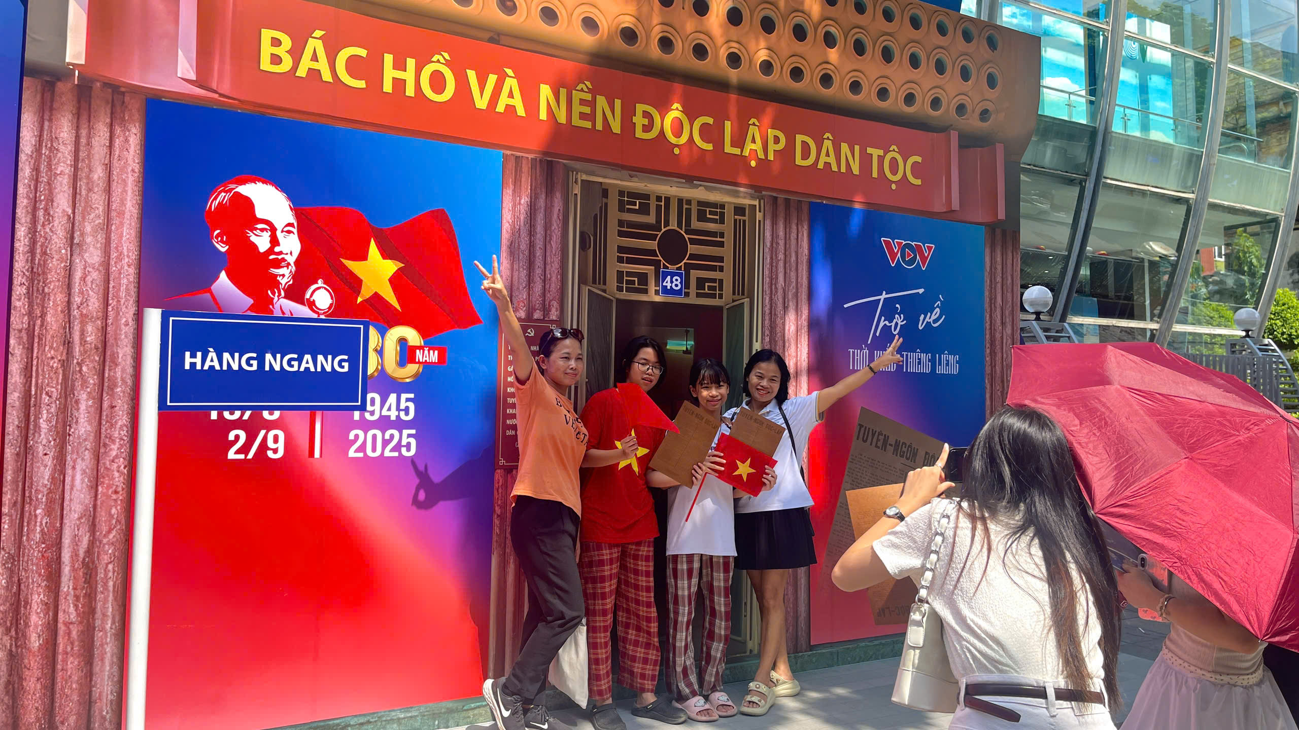 Người d&acirc;n "xuy&ecirc;n kh&ocirc;ng" cảm nhận kh&ocirc;ng kh&iacute; ng&agrave;y Quốc kh&aacute;nh 2-9-1945- Ảnh 5.