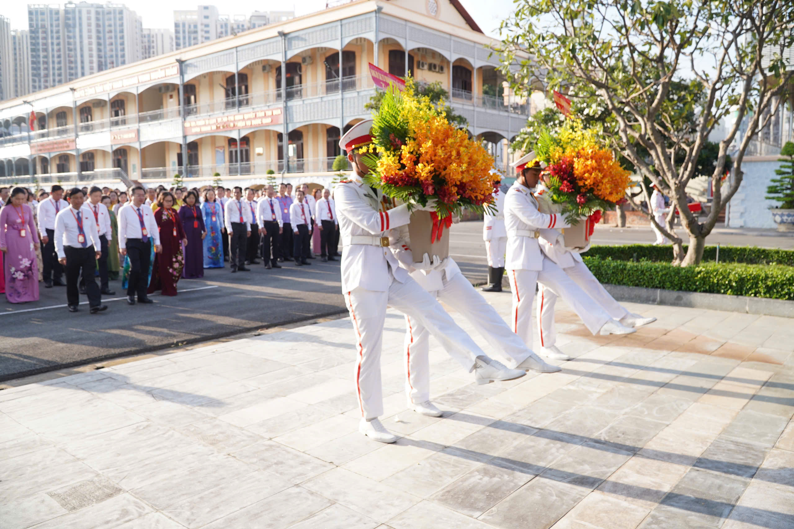 Đo&agrave;n đại biểu dự Đại hội Đảng bộ c&aacute;c cơ quan Đảng TP HCM d&acirc;ng hương, d&acirc;ng hoa Chủ tịch Hồ Ch&iacute; Minh- Ảnh 3.