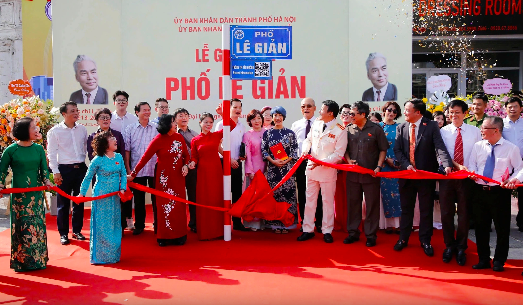 Bộ trưởng Bộ C&ocirc;ng an, B&iacute; thư H&agrave; Nội gắn biển t&ecirc;n phố L&ecirc; Giản v&agrave; phố Bạch Th&agrave;nh Phong- Ảnh 1.
