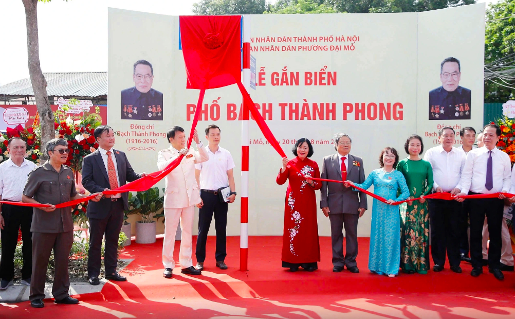 Bộ trưởng Bộ C&ocirc;ng an, B&iacute; thư H&agrave; Nội gắn biển t&ecirc;n phố L&ecirc; Giản v&agrave; phố Bạch Th&agrave;nh Phong- Ảnh 2.