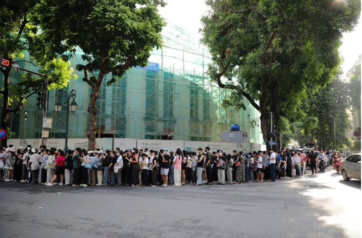 Hàng ngàn người thức trắng đêm, đội nắng xếp hàng nhận vé concert "Việt Nam trong tôi"- Ảnh 3.