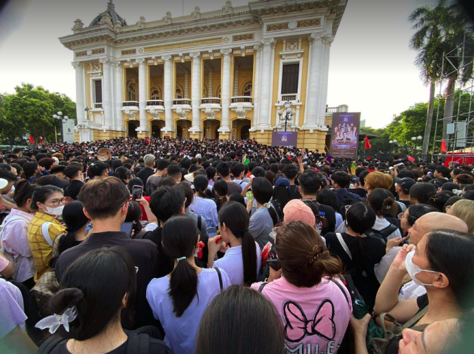 Hàng ngàn người thức trắng đêm, đội nắng xếp hàng nhận vé concert "Việt Nam trong tôi"- Ảnh 1.