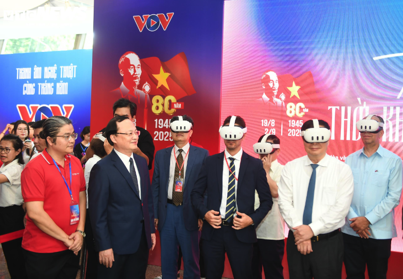Người d&acirc;n "xuy&ecirc;n kh&ocirc;ng" cảm nhận kh&ocirc;ng kh&iacute; ng&agrave;y Quốc kh&aacute;nh 2-9-1945- Ảnh 3.