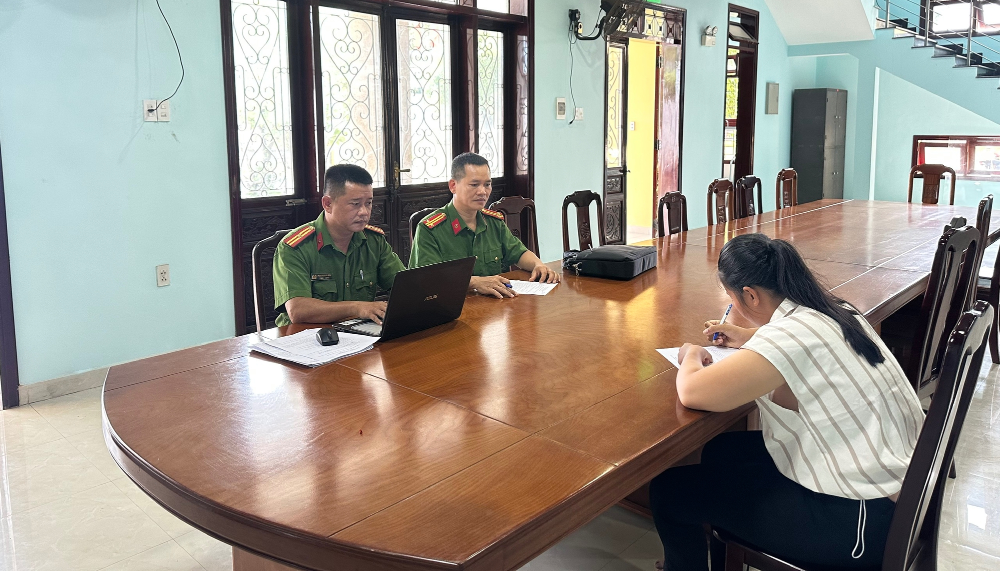 C&ocirc; g&aacute;i 21 tuổi ở Huế dựng chuyện cướp giật t&agrave;i sản để che giấu thua lỗ - Ảnh 1.