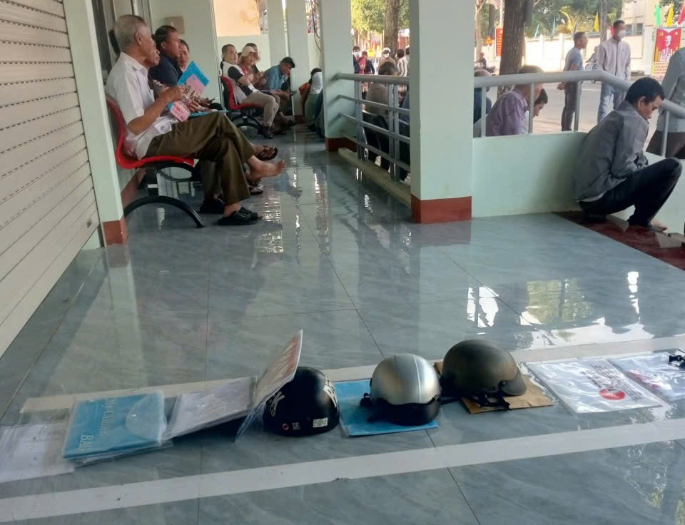 Lãnh đạo xã nói gì về việc người đặt nón bảo "xếp hàng" làm thủ tục hành chính - Ảnh 1.