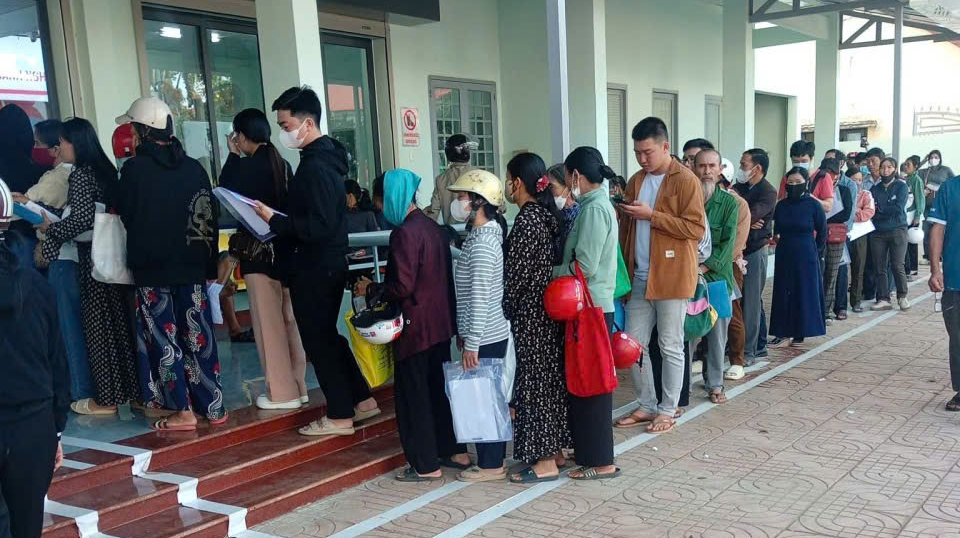 Lãnh đạo xã nói gì về việc người đặt nón bảo "xếp hàng" làm thủ tục hành chính - Ảnh 2.