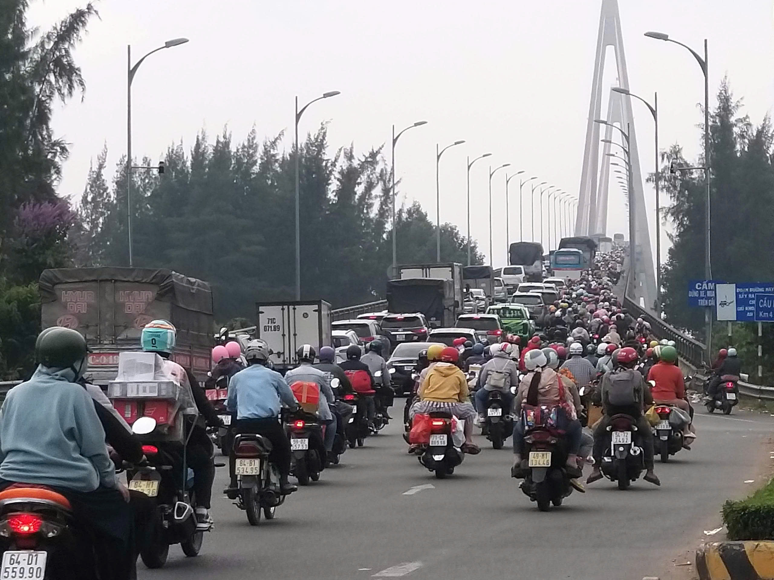 Lượng phương tiện qua cầu Rạch Miễu 2 tăng mạnh sau khi th&ocirc;ng xe - Ảnh 4.