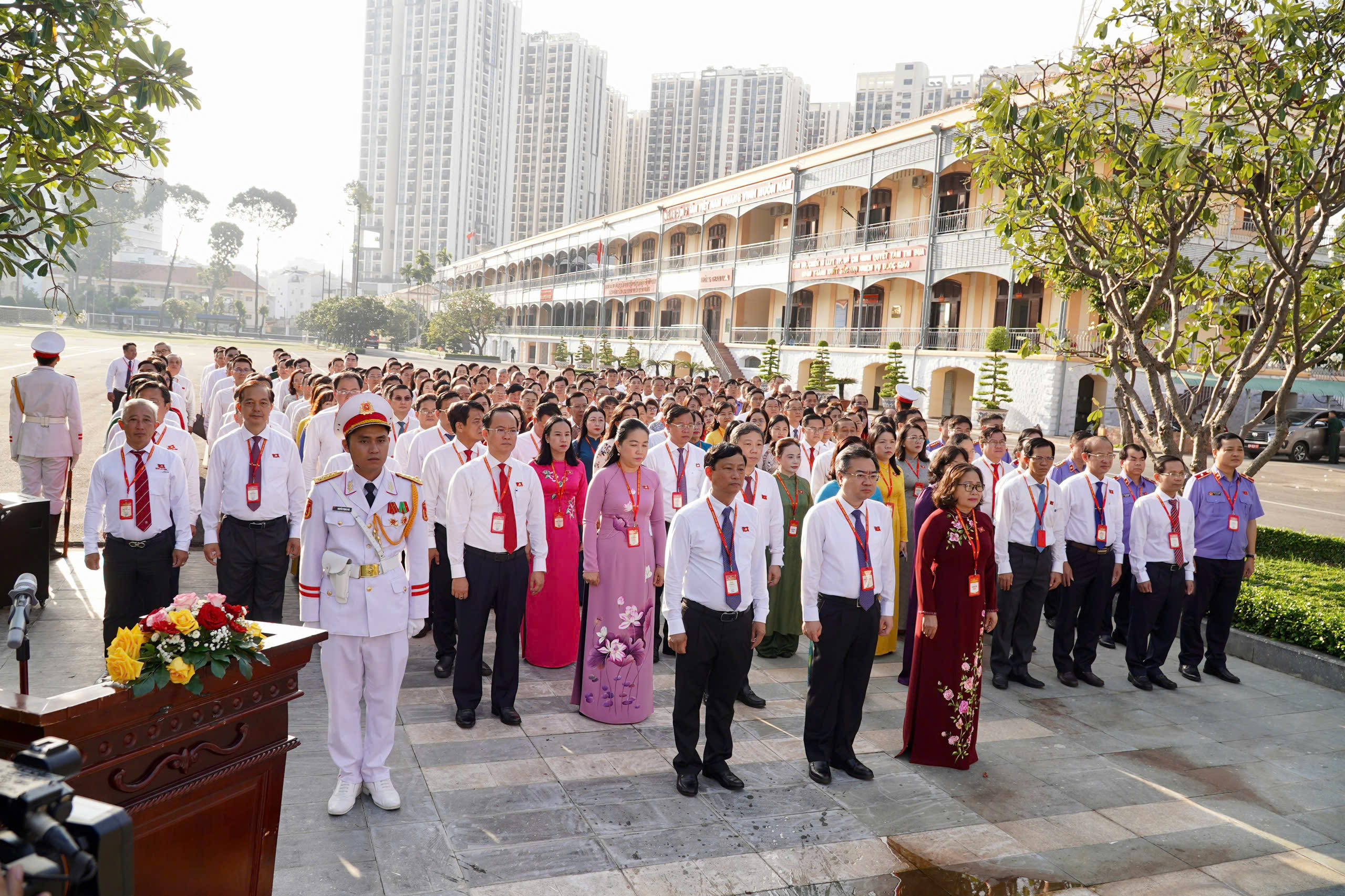 Đo&agrave;n đại biểu dự Đại hội Đảng bộ c&aacute;c cơ quan Đảng TP HCM d&acirc;ng hương, d&acirc;ng hoa Chủ tịch Hồ Ch&iacute; Minh- Ảnh 1.