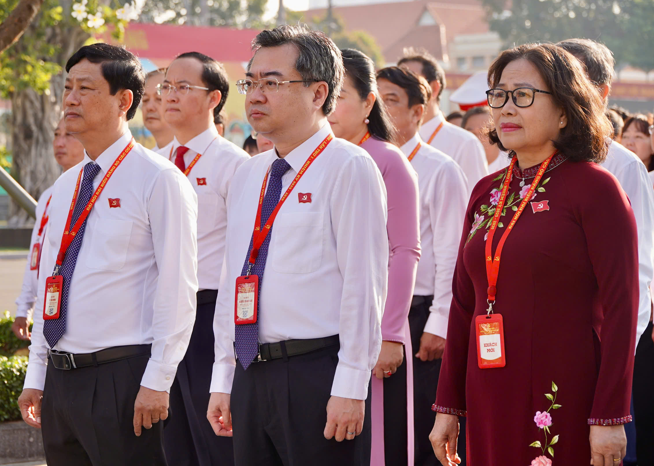 Đo&agrave;n đại biểu dự Đại hội Đảng bộ c&aacute;c cơ quan Đảng TP HCM d&acirc;ng hương, d&acirc;ng hoa Chủ tịch Hồ Ch&iacute; Minh- Ảnh 2.