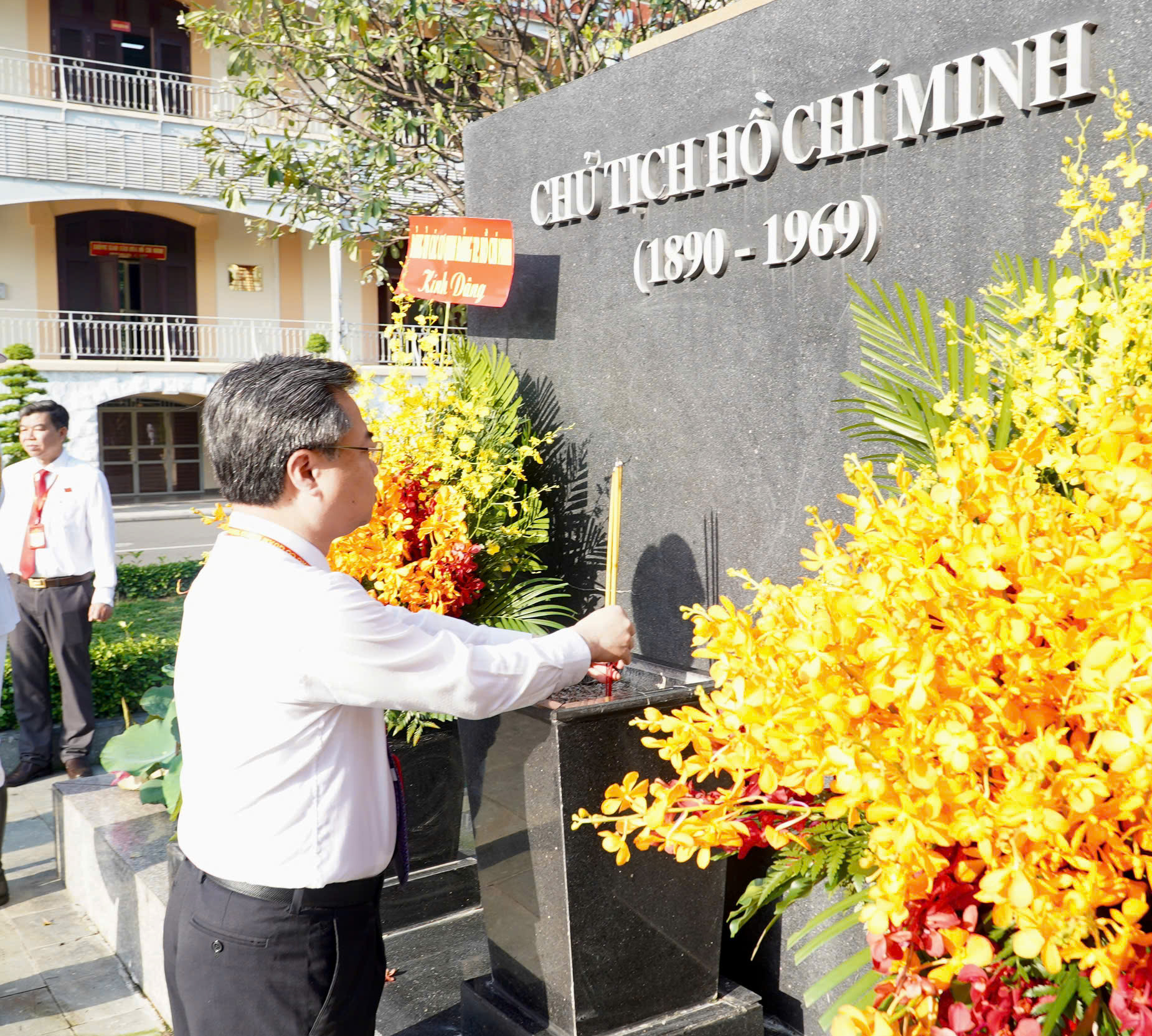 Đo&agrave;n đại biểu dự Đại hội Đảng bộ c&aacute;c cơ quan Đảng TP HCM d&acirc;ng hương, d&acirc;ng hoa Chủ tịch Hồ Ch&iacute; Minh- Ảnh 4.
