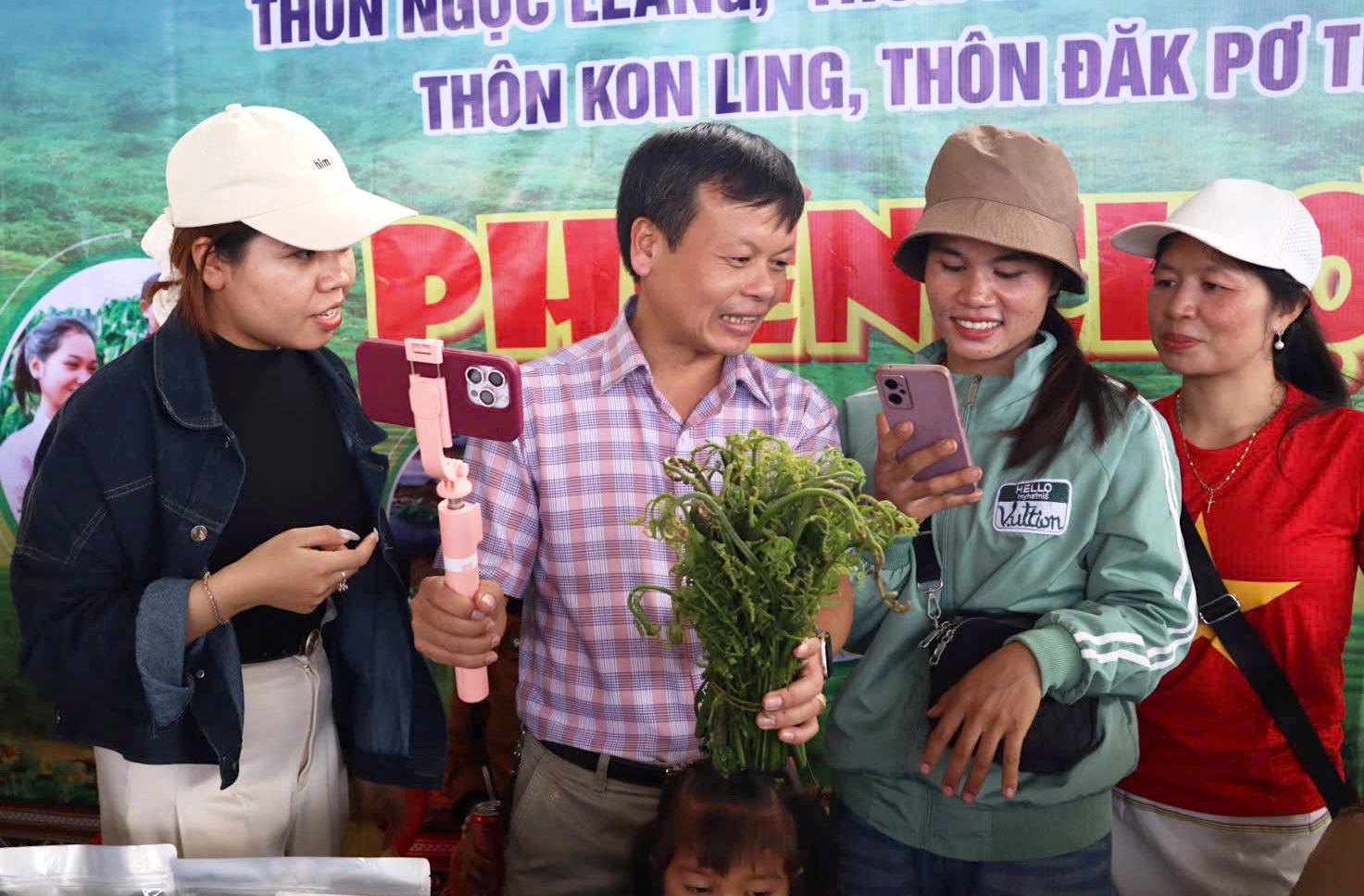 Chủ tịch xã tập huấn, giúp dân cách livestream bán hàng trên mạng- Ảnh 2.