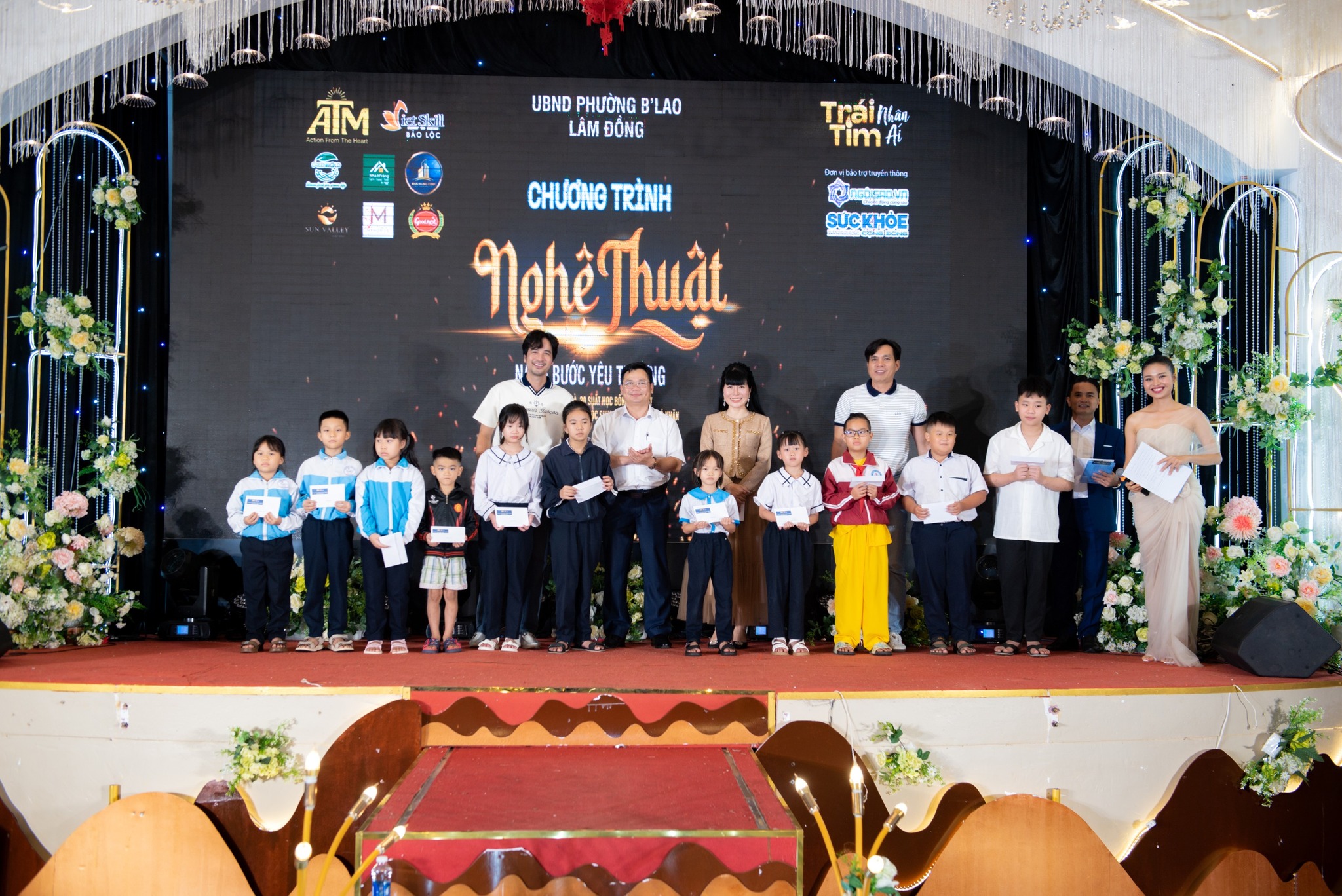 Quỹ “Trái tim nhân ái” trao quà và học bổng tại Bảo Lộc- Ảnh 1.