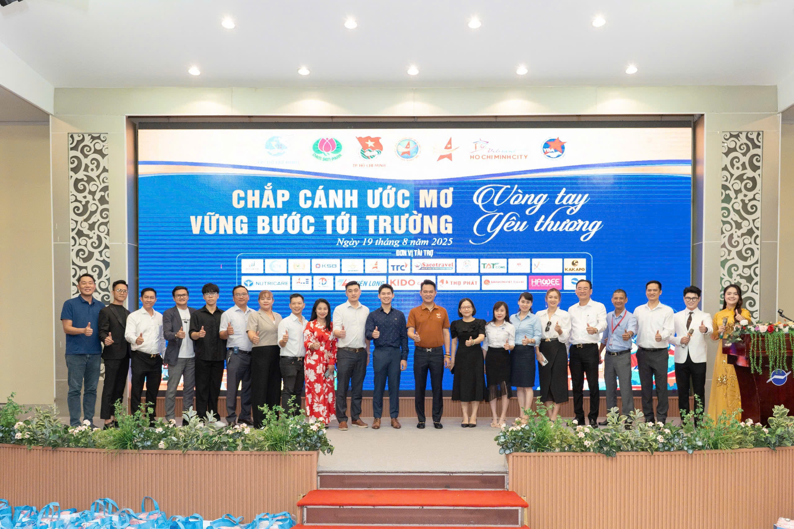 Ba ngh&igrave;n suất qu&agrave; tặng trẻ mồ c&ocirc;i, khuyết tật v&agrave; ho&agrave;n cảnh kh&oacute; khăn - Ảnh 1.