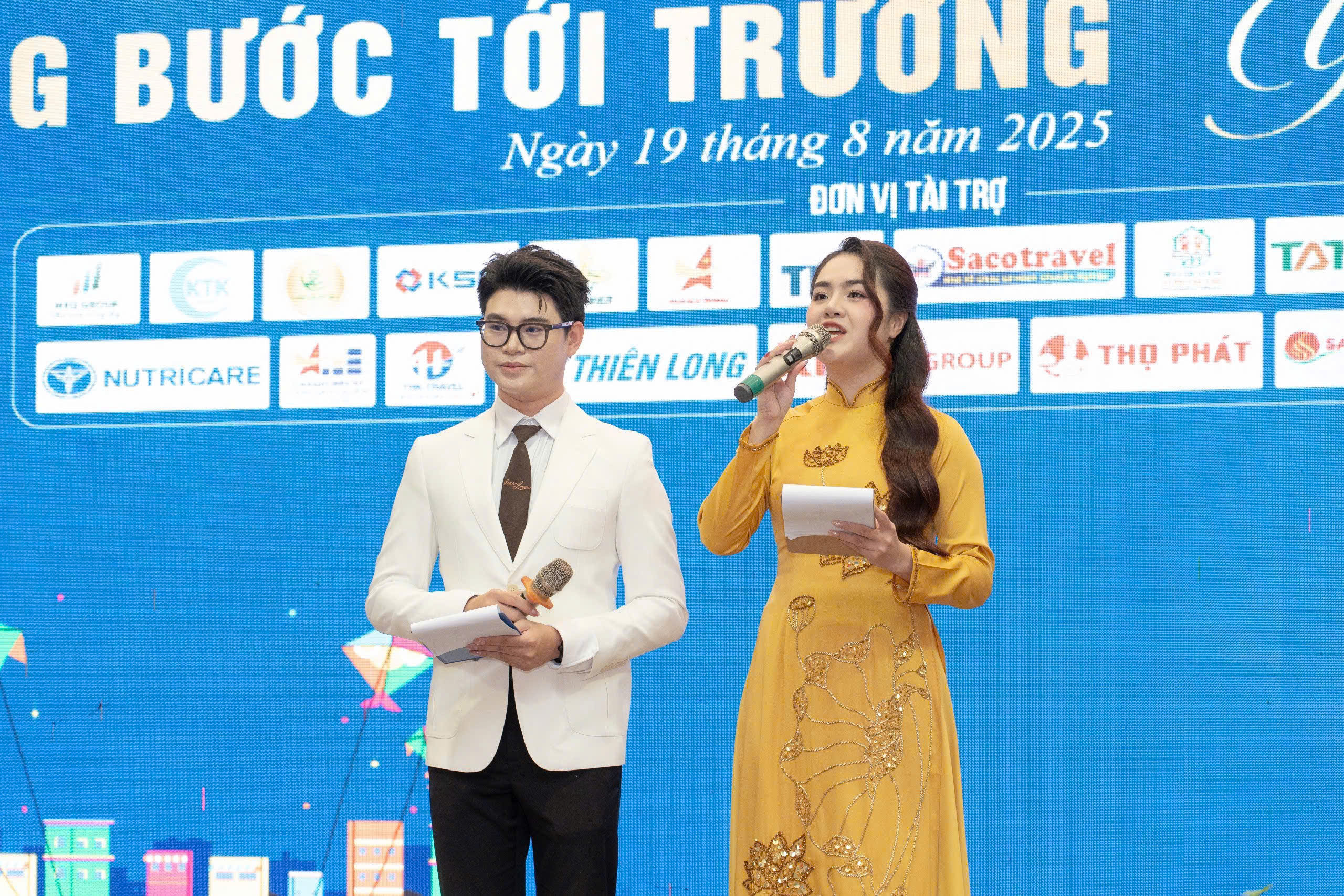 Ba ngh&igrave;n suất qu&agrave; tặng trẻ mồ c&ocirc;i, khuyết tật v&agrave; ho&agrave;n cảnh kh&oacute; khăn - Ảnh 3.