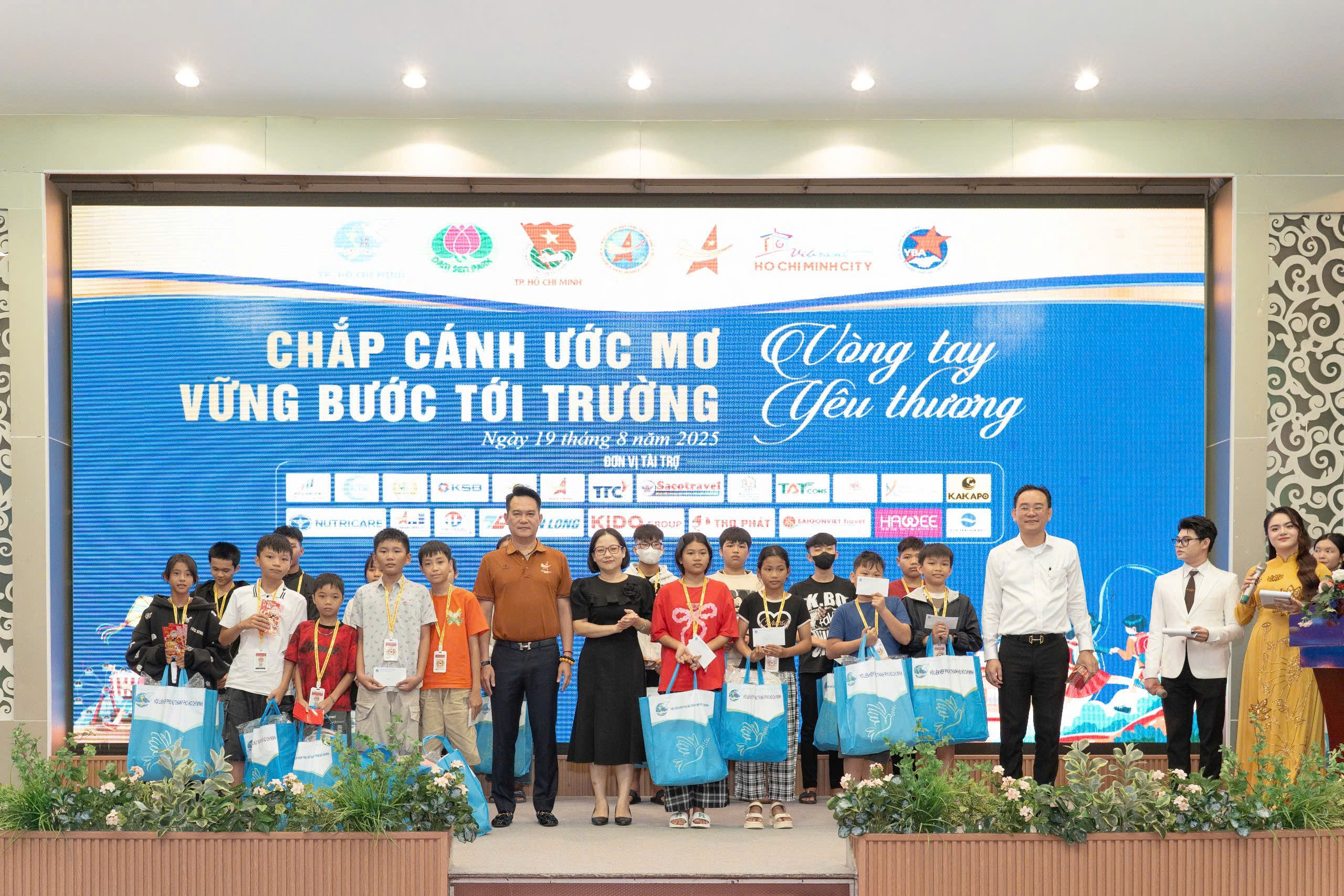 Ba ngh&igrave;n suất qu&agrave; tặng trẻ mồ c&ocirc;i, khuyết tật v&agrave; ho&agrave;n cảnh kh&oacute; khăn - Ảnh 4.