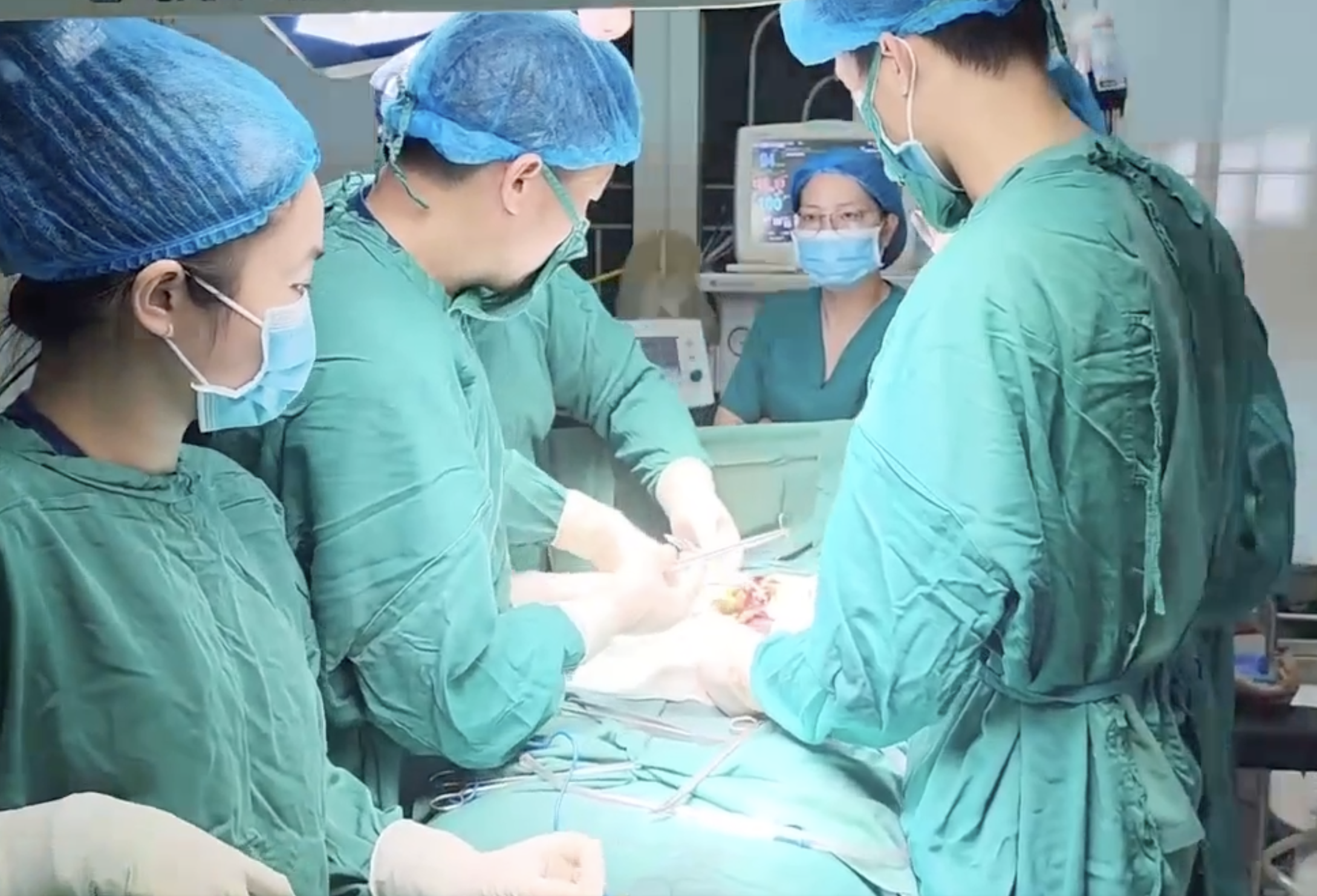Chạy đua với tử thần, cứu sống người phụ nữ bị tai nạn giao th&ocirc;ng đặc biệt nguy kịch- Ảnh 1.