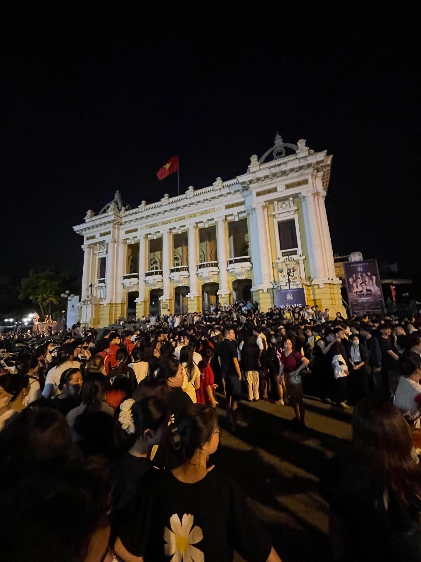 Hàng ngàn người thức trắng đêm, đội nắng xếp hàng nhận vé concert "Việt Nam trong tôi"- Ảnh 6.