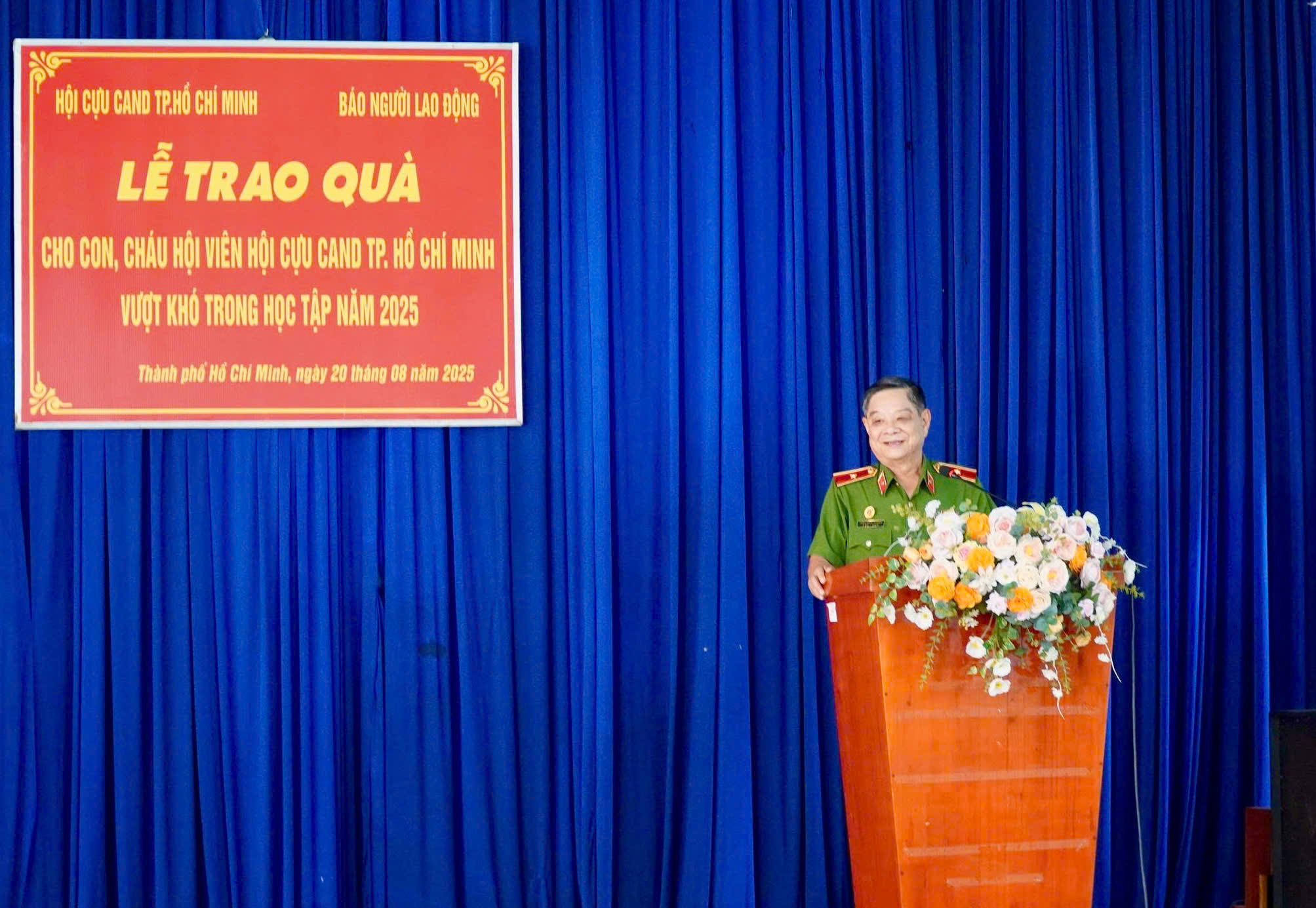Hội Cựu CAND TP HCM v&agrave; B&aacute;o Người Lao Động đồng h&agrave;nh c&ugrave;ng con em hội vi&ecirc;n trong m&ugrave;a tựu trường- Ảnh 1.