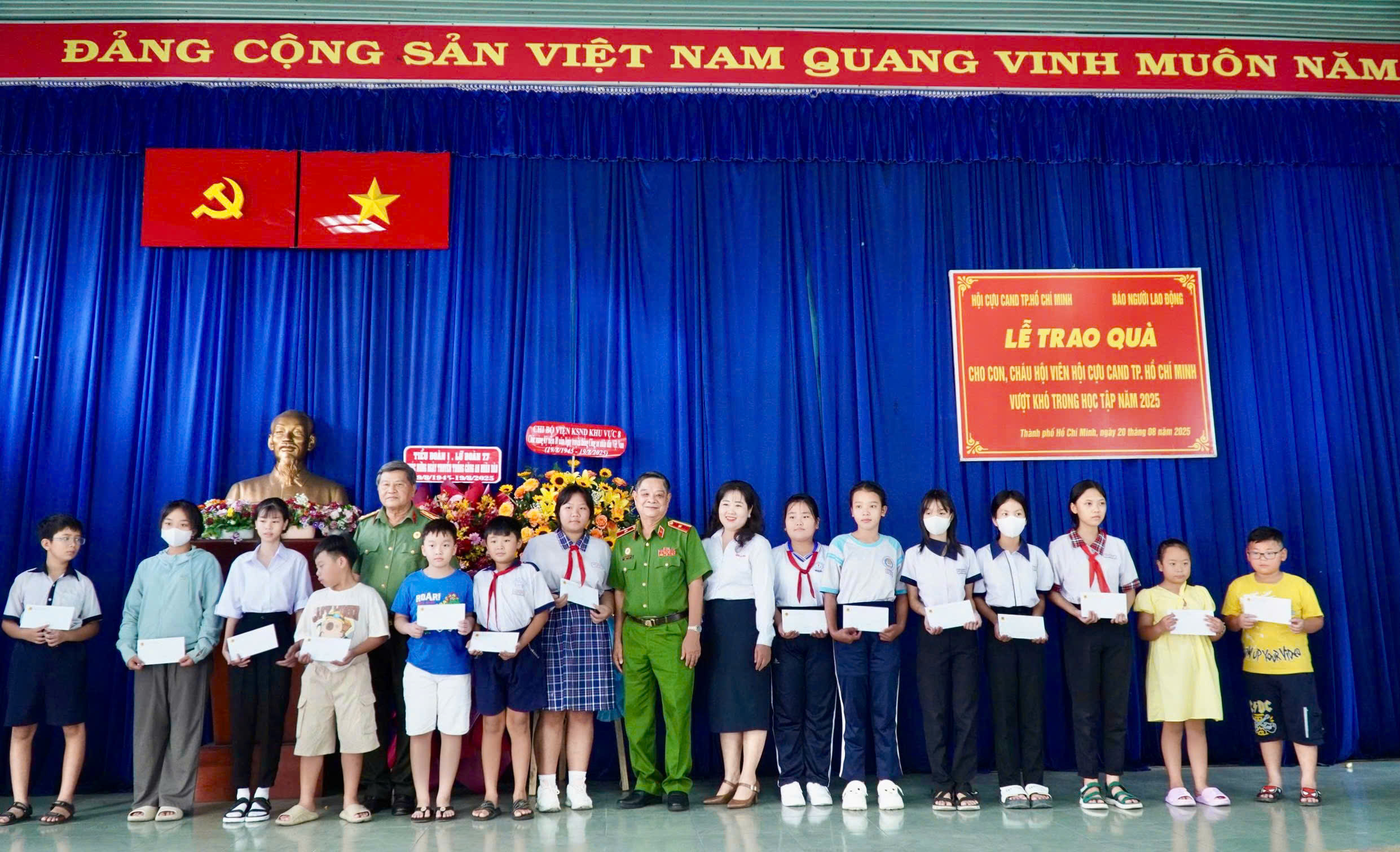 Hội Cựu CAND TP HCM v&agrave; B&aacute;o Người Lao Động đồng h&agrave;nh c&ugrave;ng con em hội vi&ecirc;n trong m&ugrave;a tựu trường- Ảnh 2.