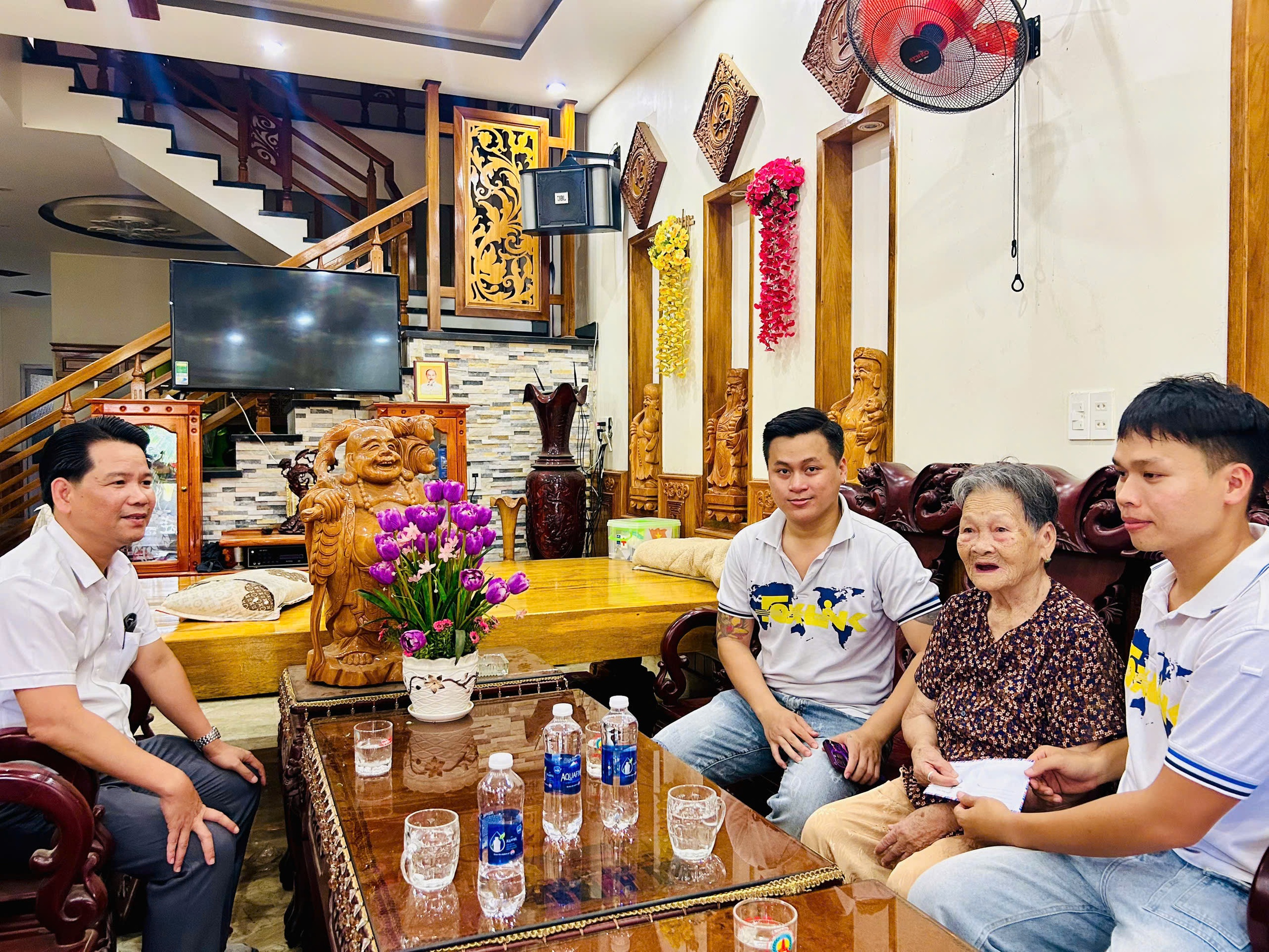 Đ&agrave; Nẵng trao tặng Kỷ niệm chương V&igrave; sự nghiệp x&acirc;y dựng tổ chức C&ocirc;ng đo&agrave;n cho 99 c&aacute; nh&acirc;n - Ảnh 3.