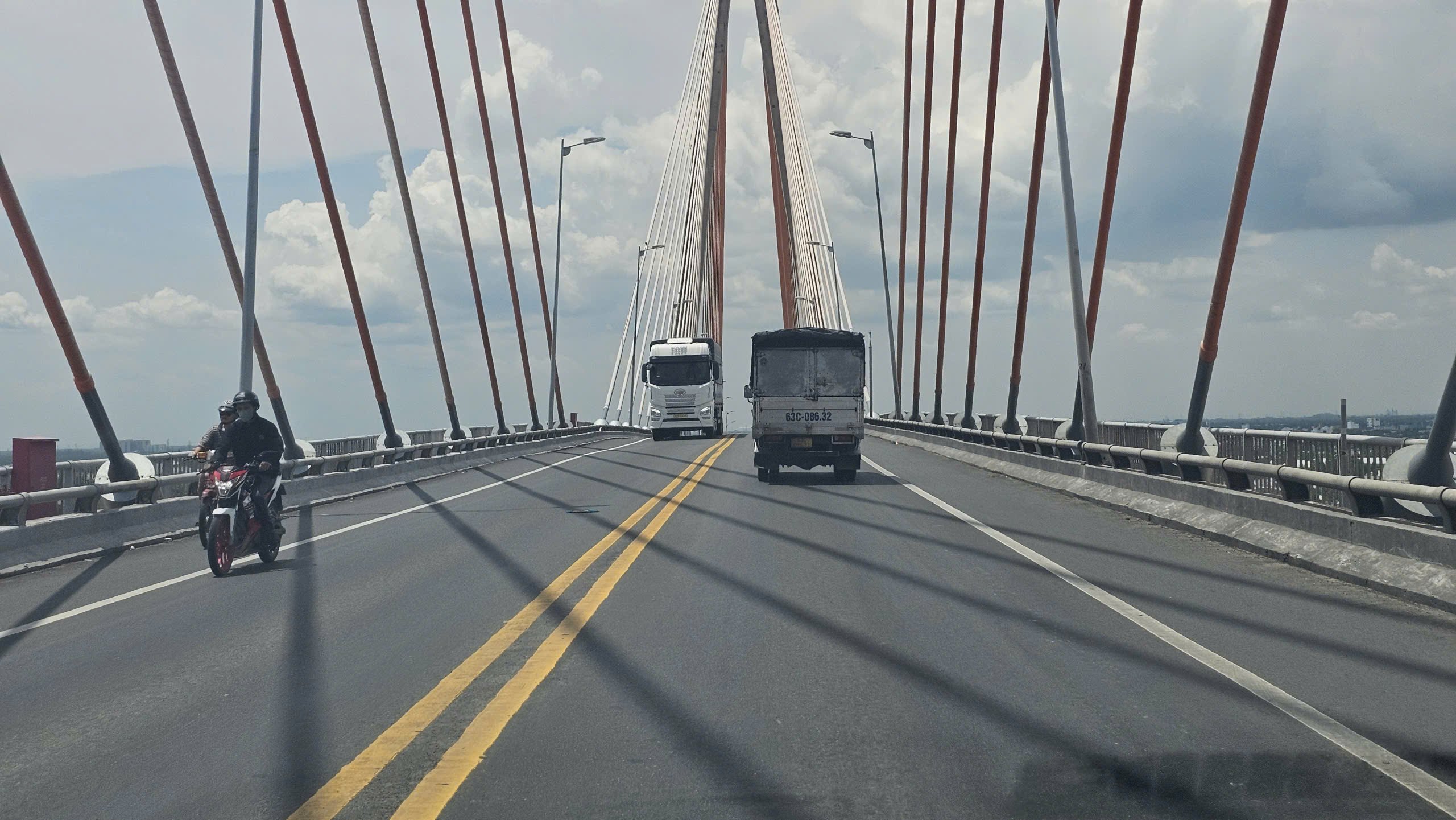 Lượng phương tiện qua cầu Rạch Miễu 2 tăng mạnh sau khi th&ocirc;ng xe - Ảnh 5.