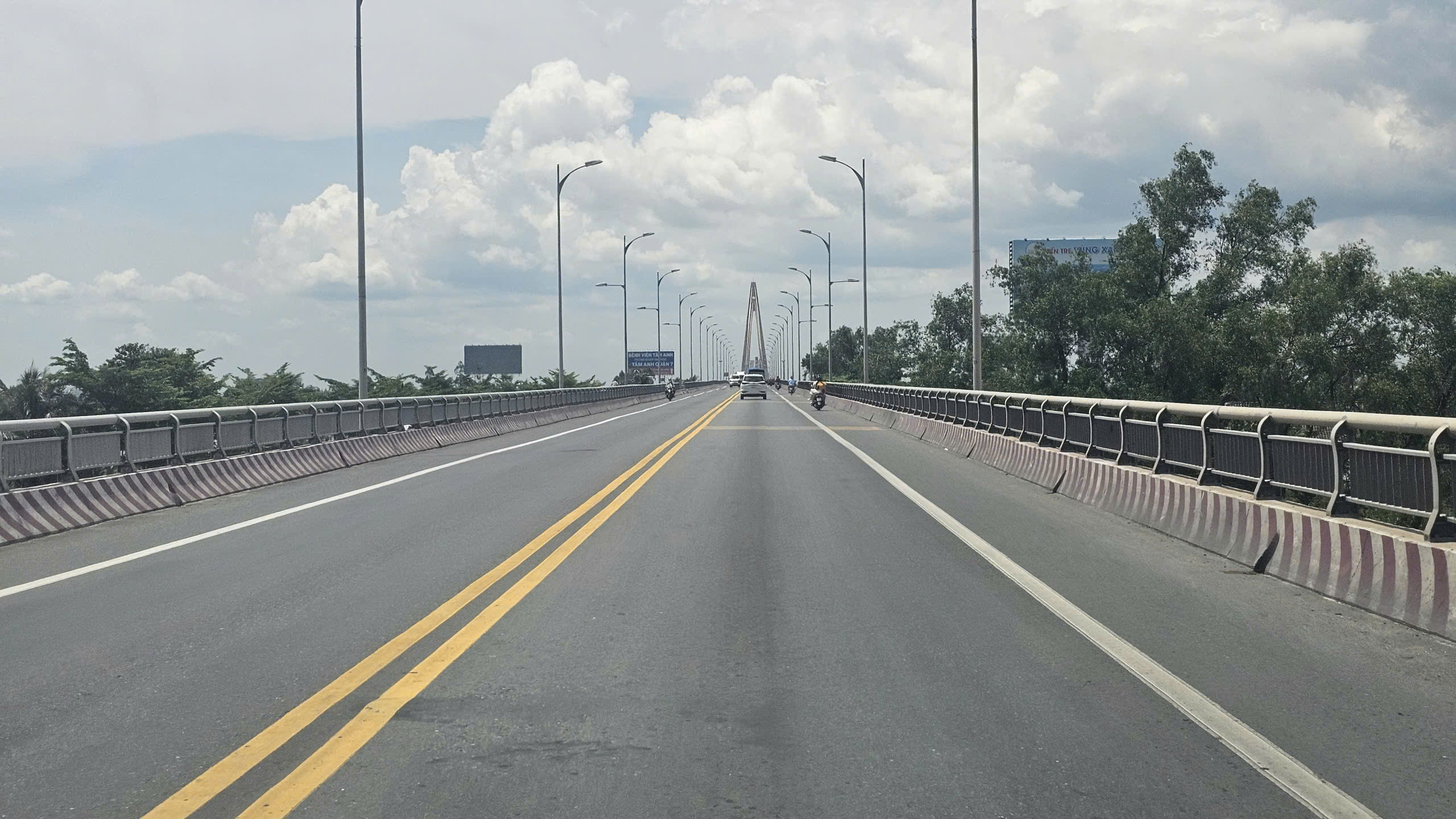 Lượng phương tiện qua cầu Rạch Miễu 2 tăng mạnh sau khi th&ocirc;ng xe - Ảnh 6.