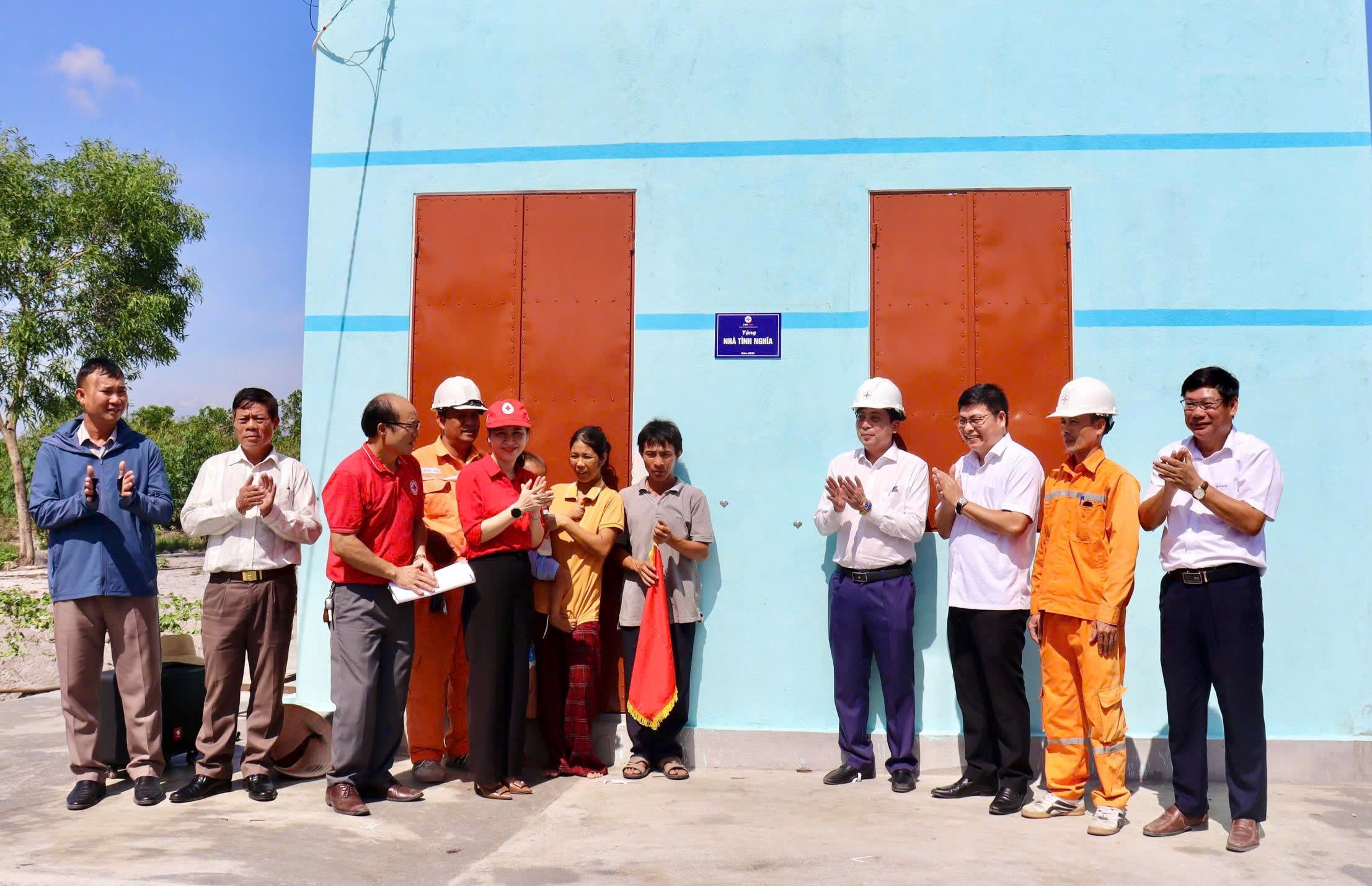 Ng&agrave;nh điện g&oacute;p sức x&acirc;y dựng nh&agrave; t&igrave;nh nghĩa cho hộ ngh&egrave;o ở Quảng Trị- Ảnh 2.