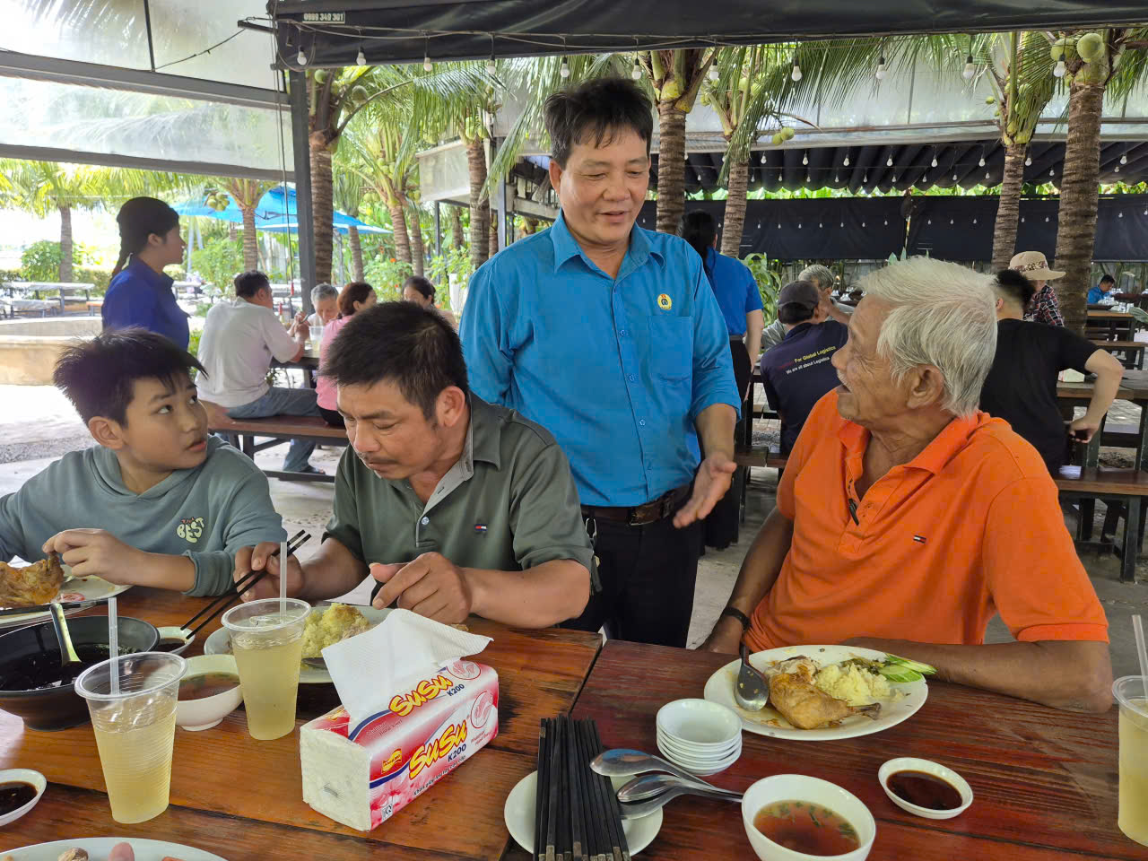 Bữa cơm kết nối yêu thương - Ảnh 1.