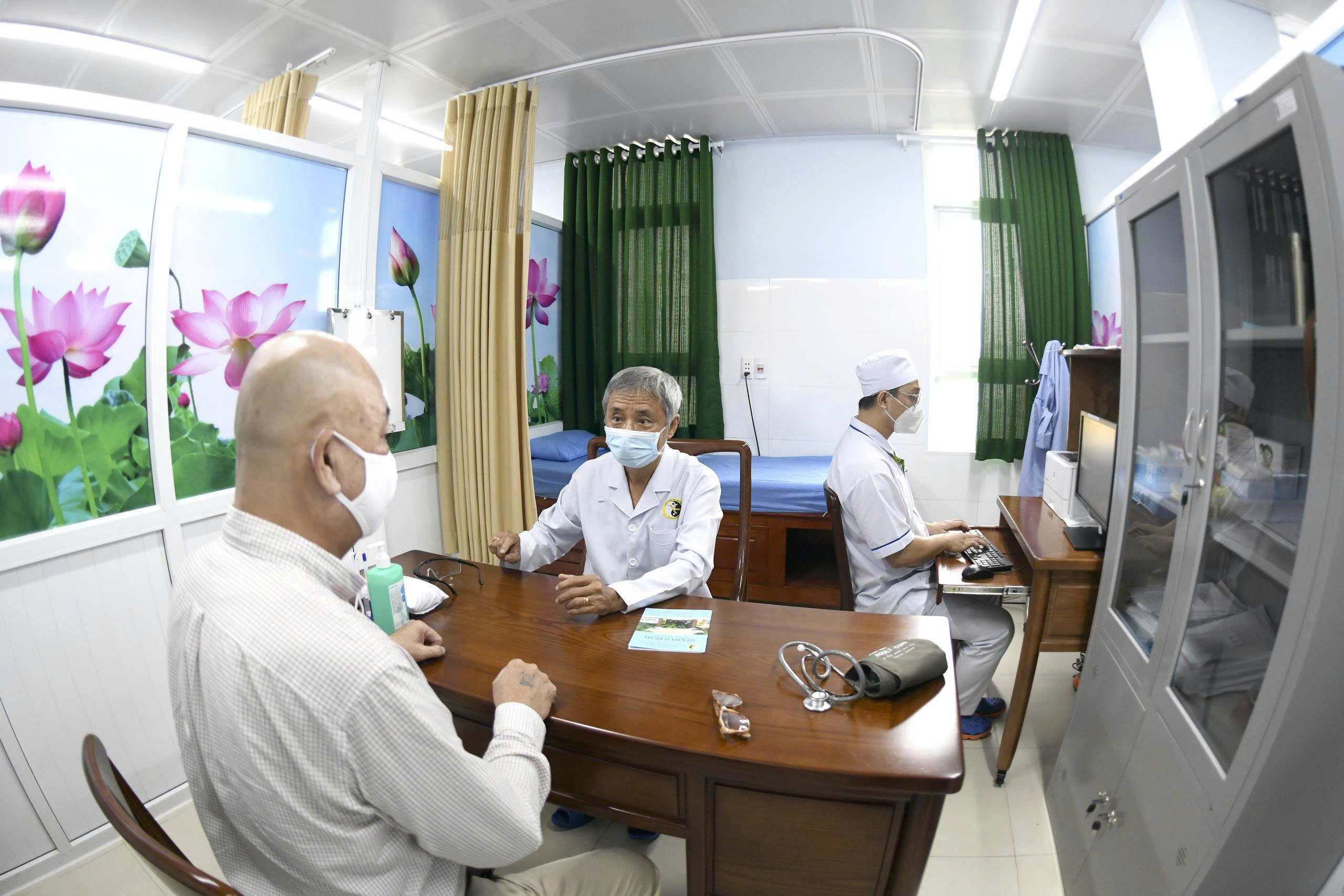 Khám miễn phí cho người đau cổ vai gáy - Ảnh 1.