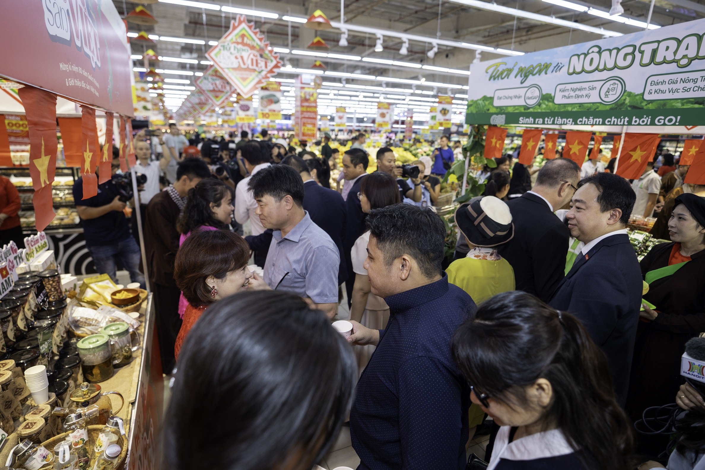 Si&ecirc;u thị tổ chức buffet sầu ri&ecirc;ng 299 ng&agrave;n đồng mừng đại lễ 80 năm Quốc kh&aacute;nh - Ảnh 1.
