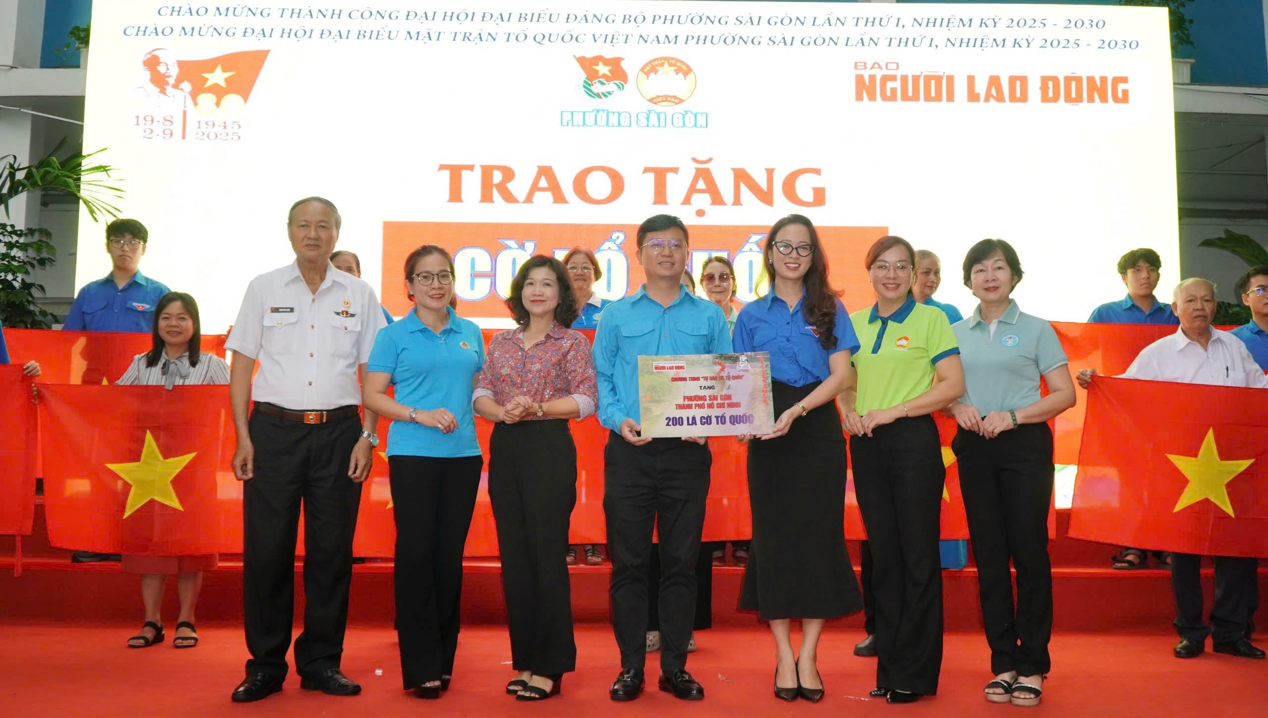 Tặng 2 phường ở TP HCM 1.200 lá cờ Tổ quốc - Ảnh 1.