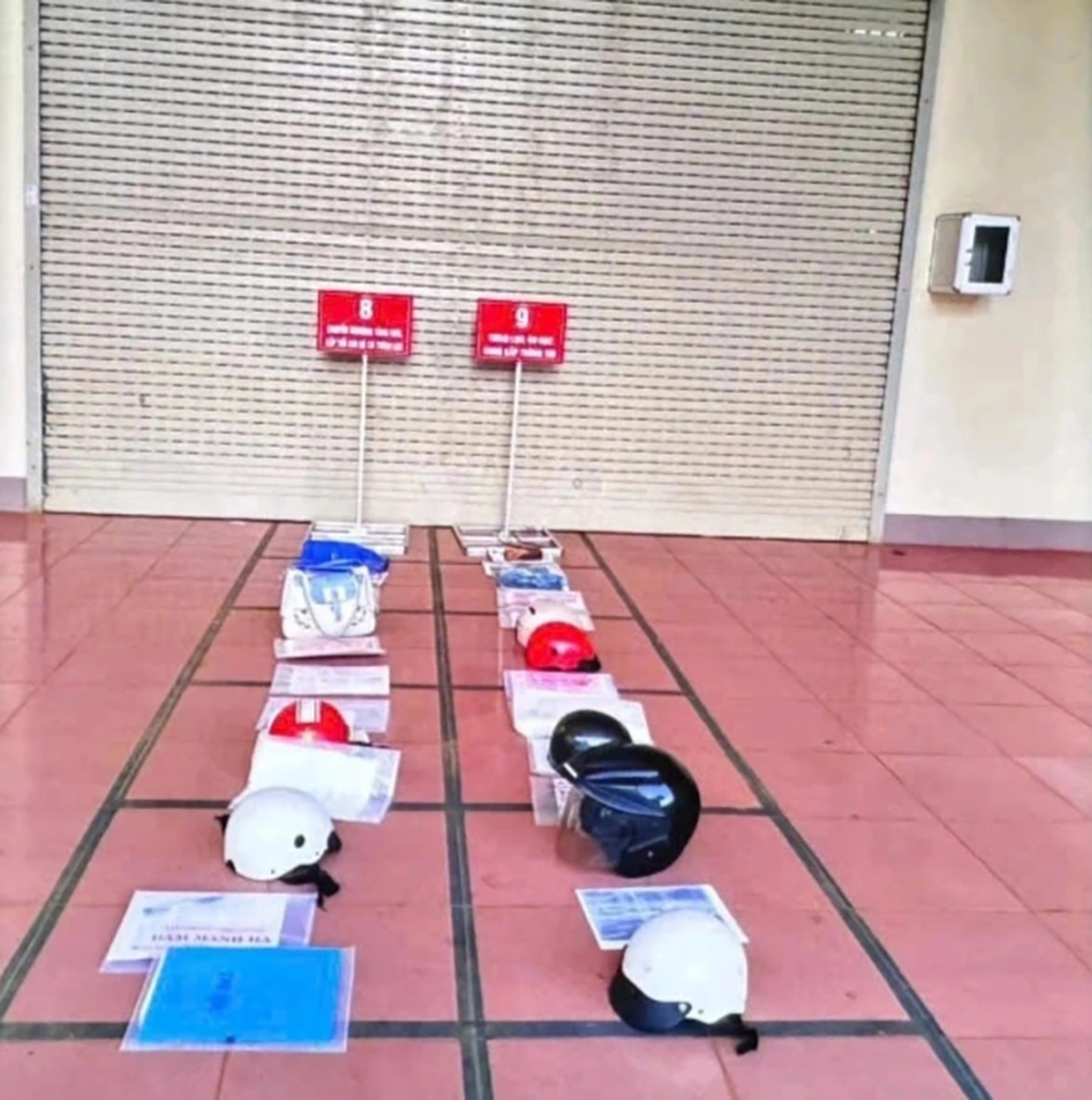 Văn ph&ograve;ng ĐKĐĐ tỉnh Đắk Lắk n&oacute;i g&igrave; về việc người d&acirc;n "xếp h&agrave;ng" bằng mũ bảo hiểm?- Ảnh 1.