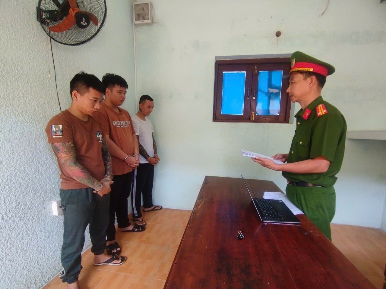 Đôi nam nữ ở Đà Nẵng bị 3 thanh niên khống chế lên ô tô chở đi, ép đưa 27 triệu- Ảnh 1.